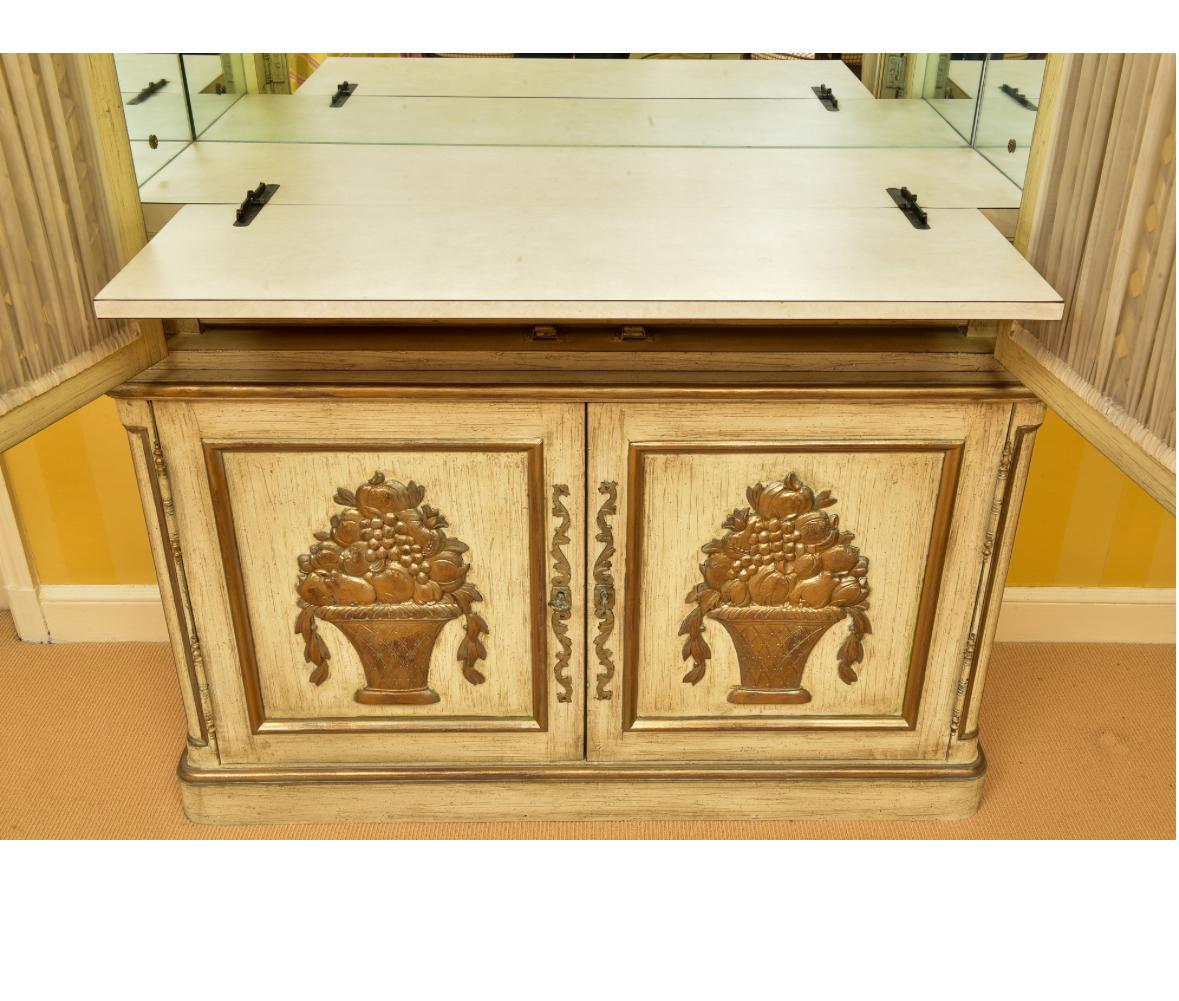 Beleuchteter Schrank mit Drop Down Bar und Gitterfront (Französische Provence) im Angebot