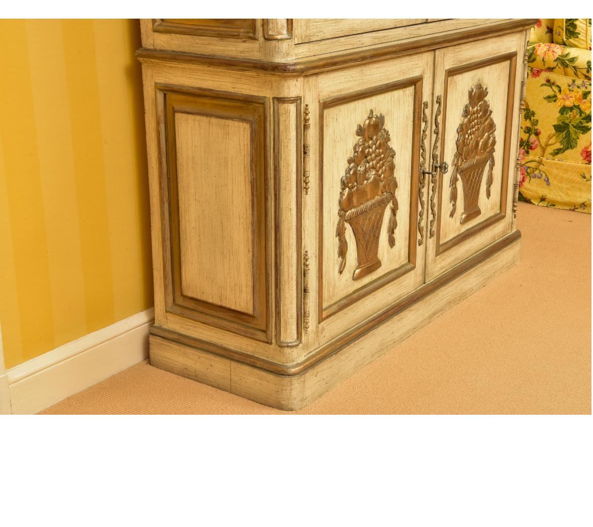 Beleuchteter Schrank mit Drop Down Bar und Gitterfront (Ahornholz) im Angebot