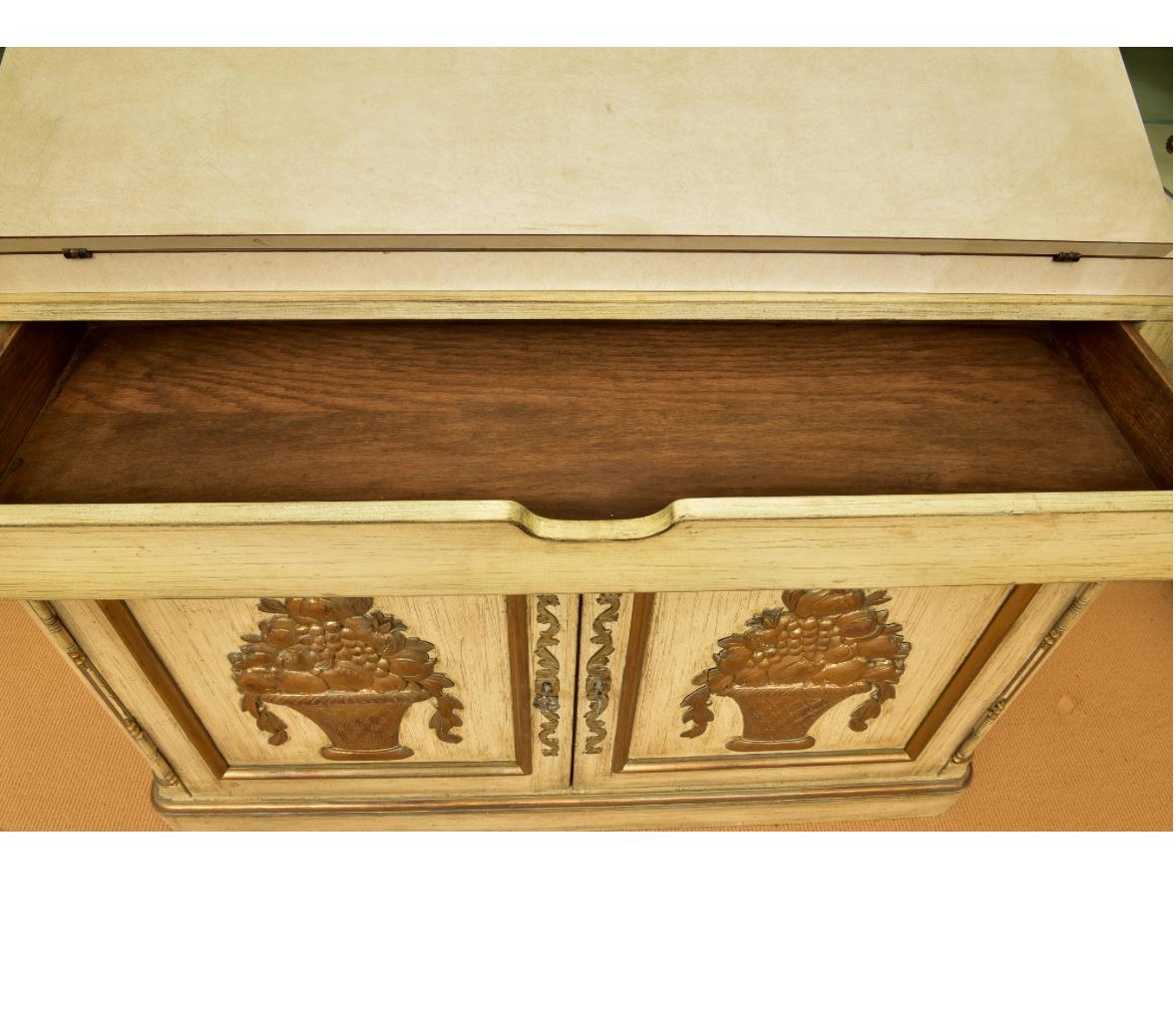Beleuchteter Schrank mit Drop Down Bar und Gitterfront im Angebot 1