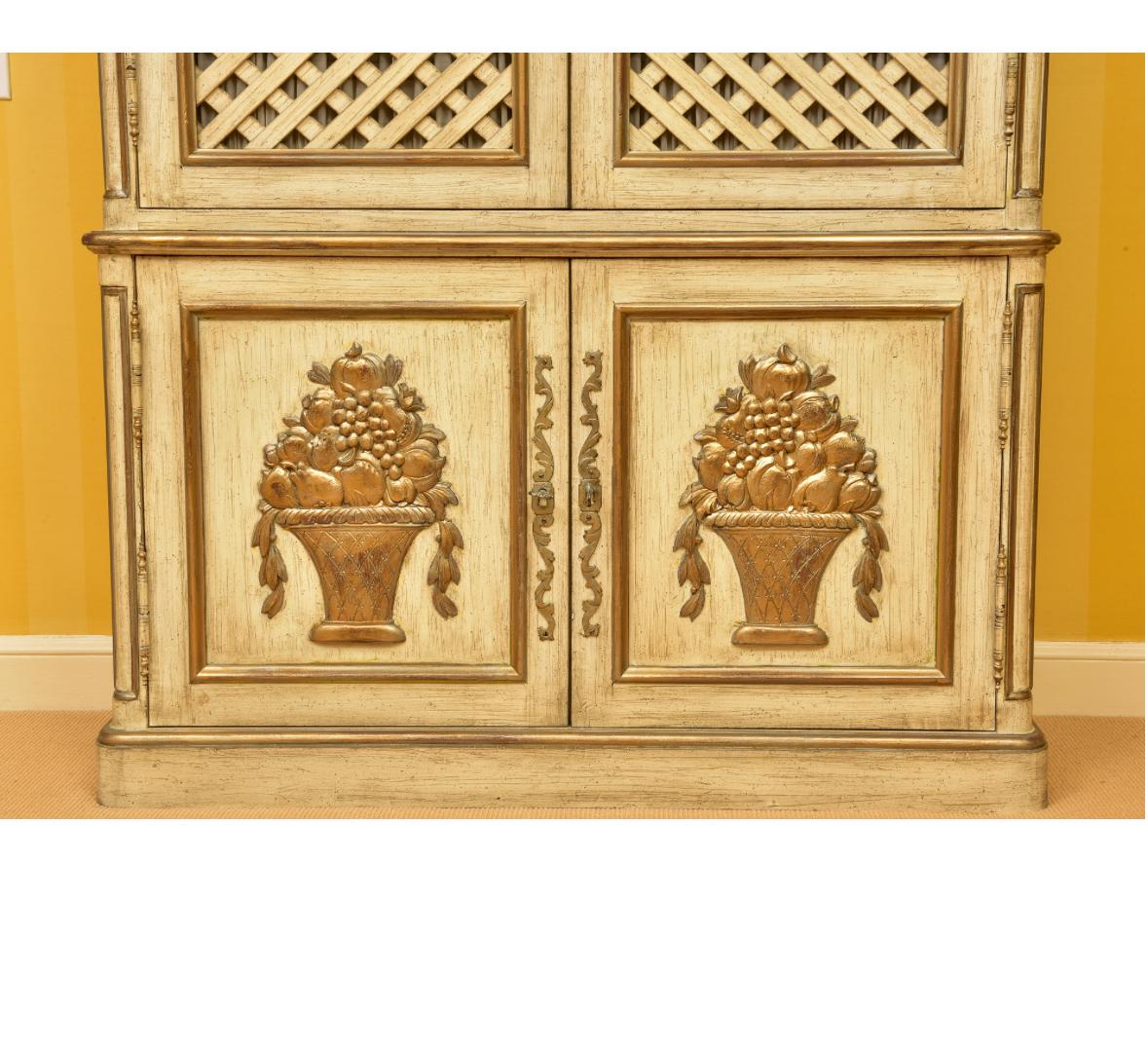 Beleuchteter Schrank mit Drop Down Bar und Gitterfront im Angebot 2