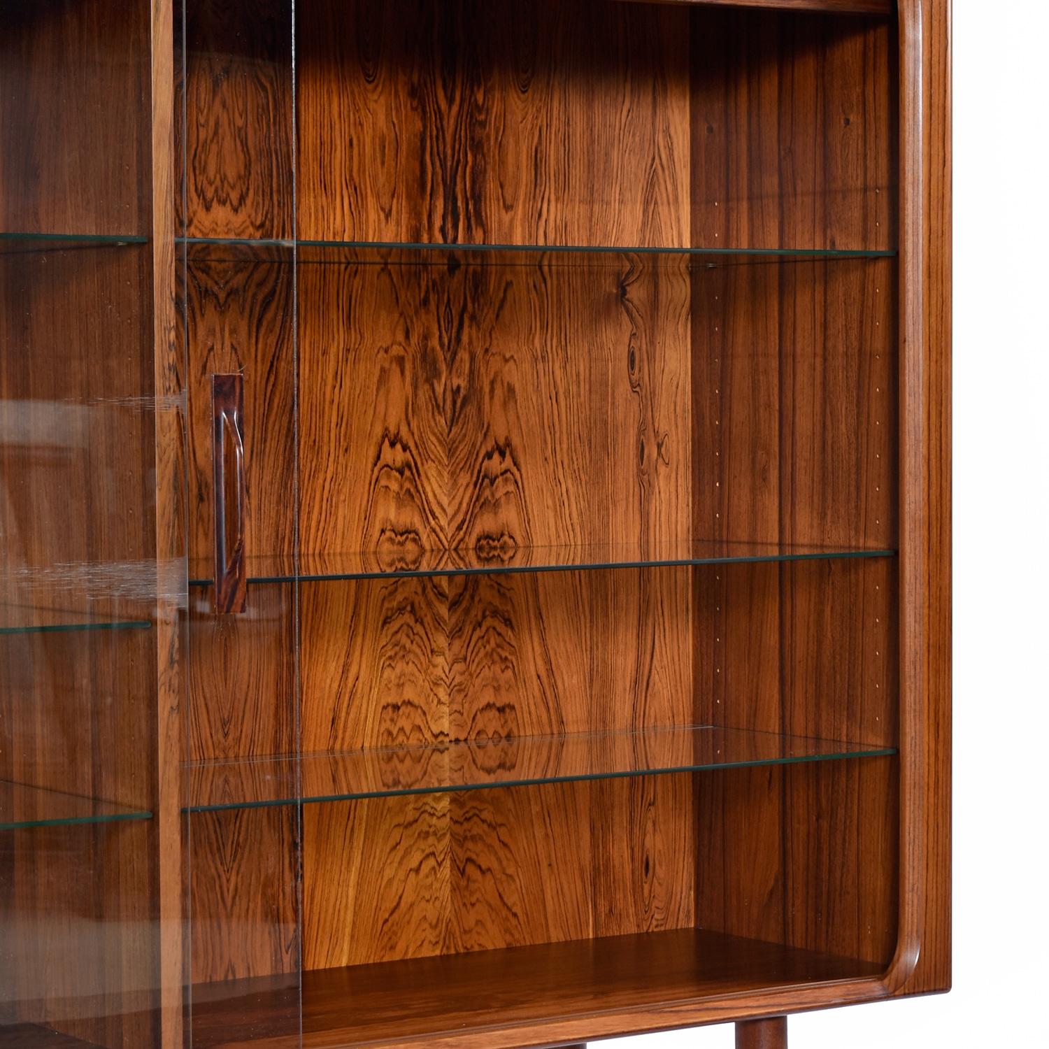 Librería iluminada danesa de palisandro con puerta de cristal y tiradores tallados Escandinavo moderno en venta