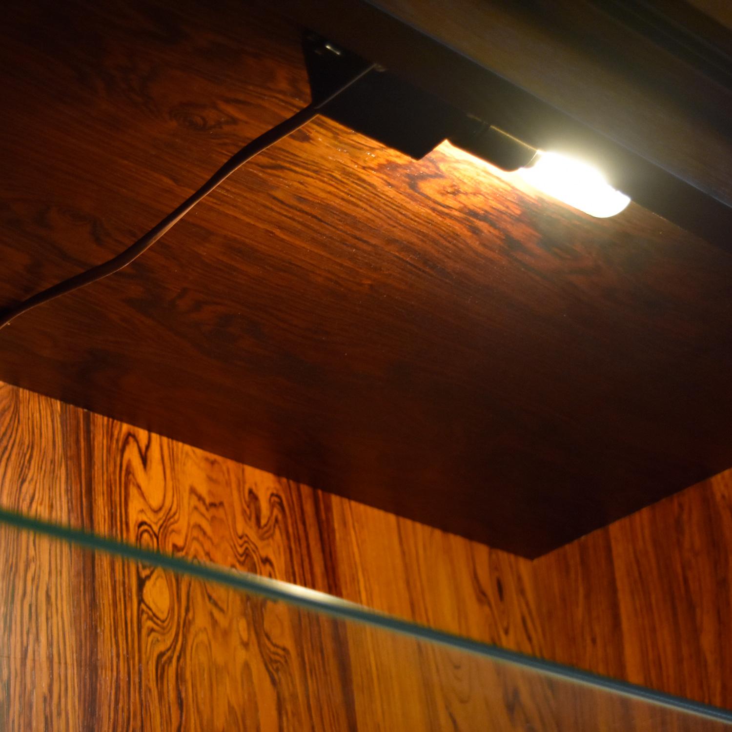 Librería iluminada danesa de palisandro con puerta de cristal y tiradores tallados Danés en venta