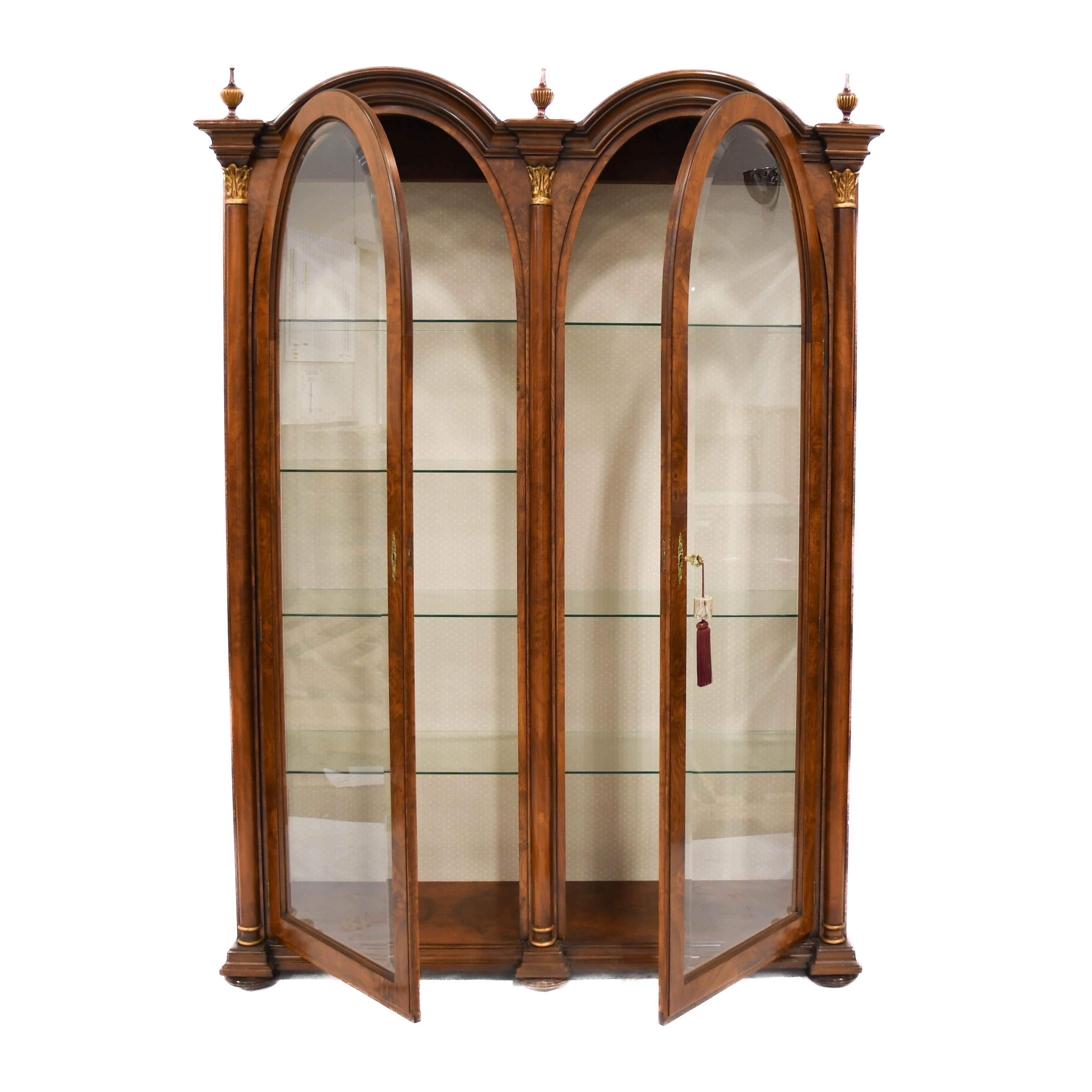 Neoclassico Libreria in noce a doppia anta in vetro illuminata con colonne corinzie in vendita