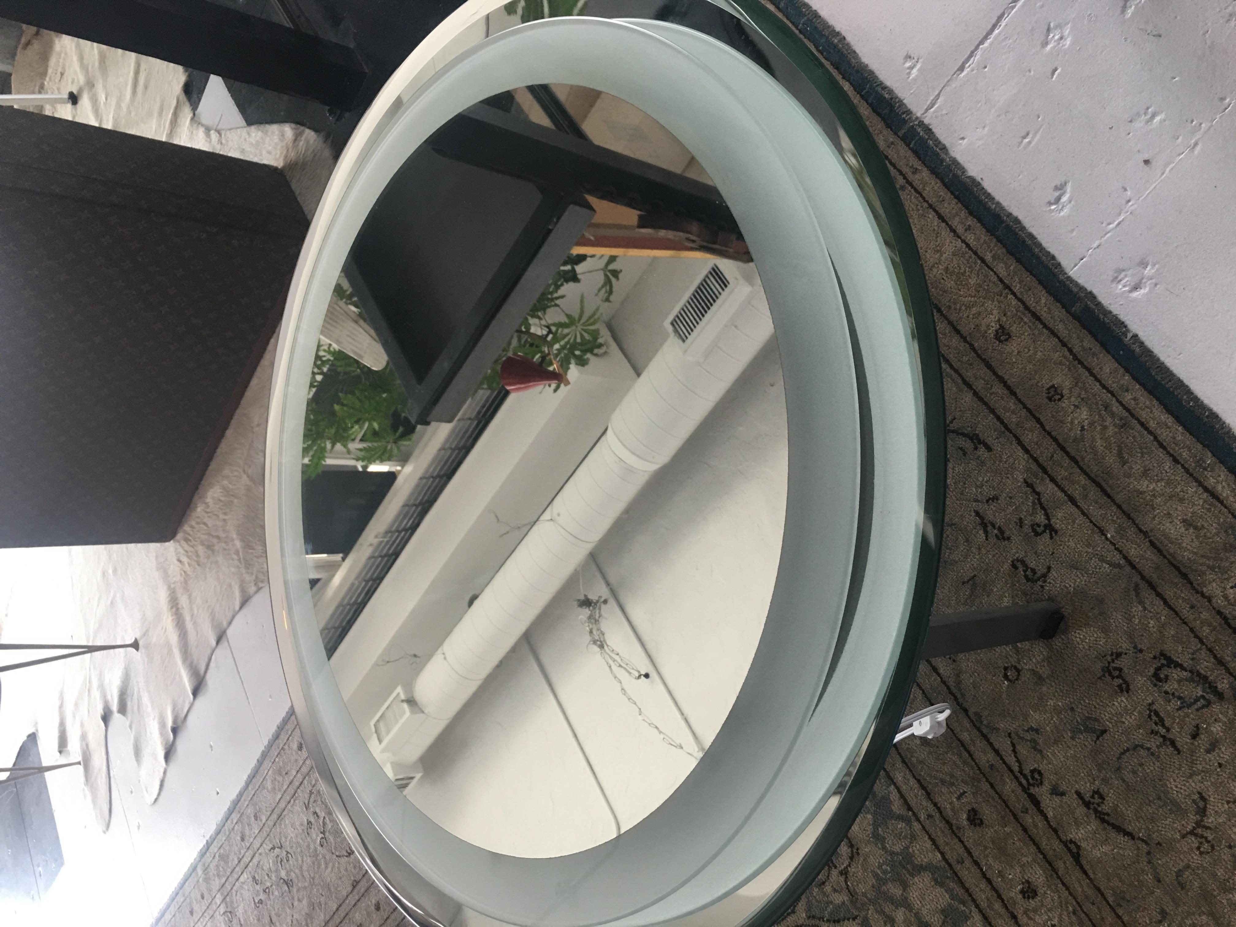 20ième siècle Miroir mural en verre éclairé et chrome, par Cristal Arte en vente