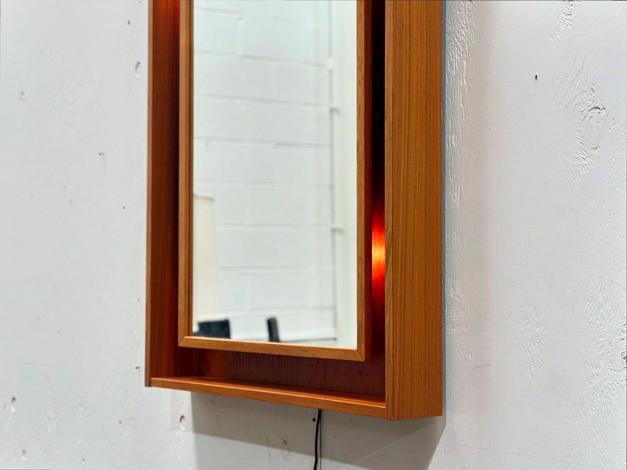 Seltener beleuchteter Teakholz-Wandspiegel von Pedersen & Hansen, Dänemark, ca. 1960er Jahre. Die rechteckigen Rahmen sind aus wunderschönem, altem Teakholz gefertigt. Atemberaubend in Person. Spiegelglas ist in ausgezeichnetem Zustand ohne