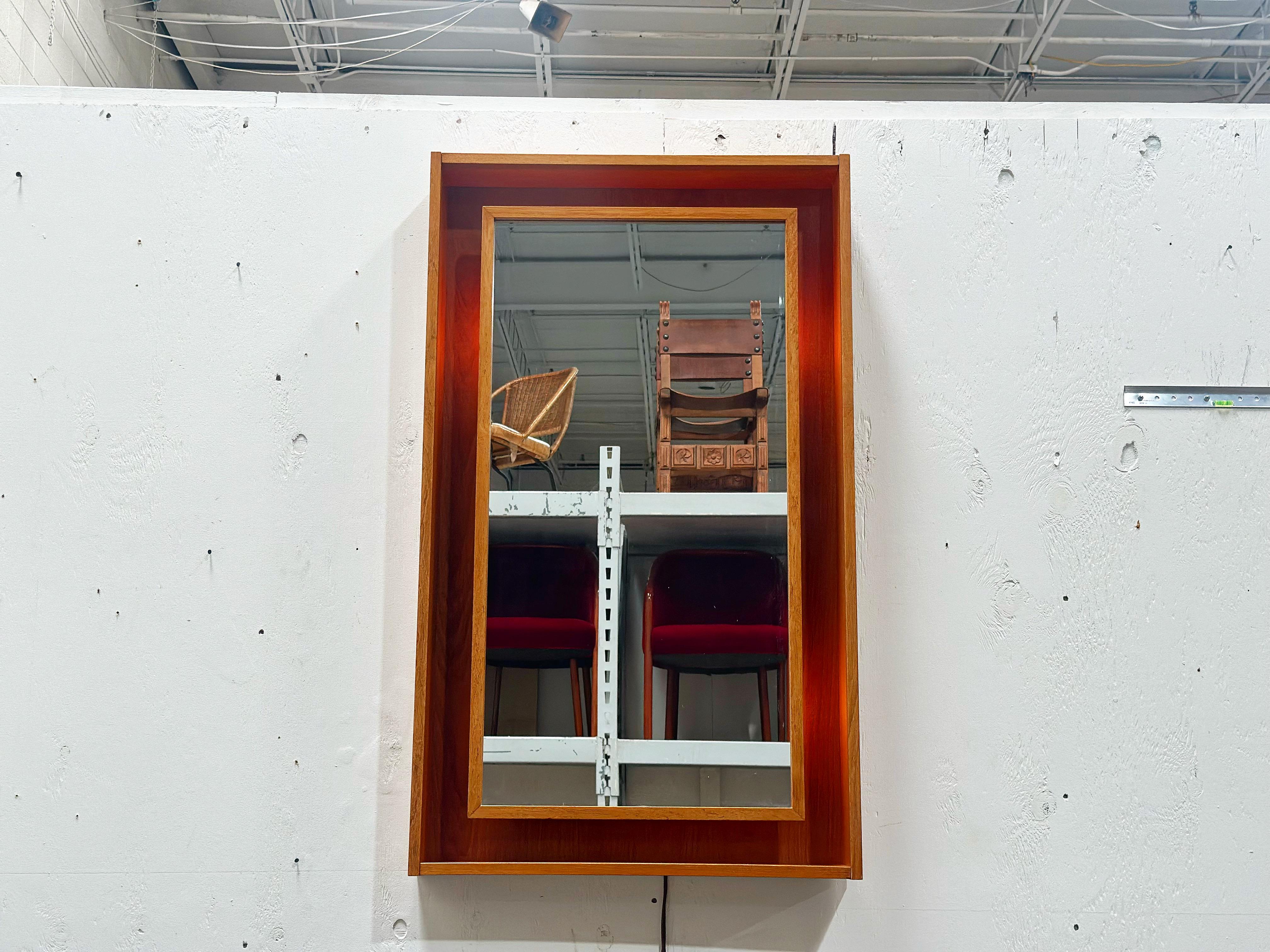 Beleuchteter Spiegel von Pedersen & Hansen, Dänischer Moderner Schattenkasten aus Teakholz (Moderne der Mitte des Jahrhunderts) im Angebot
