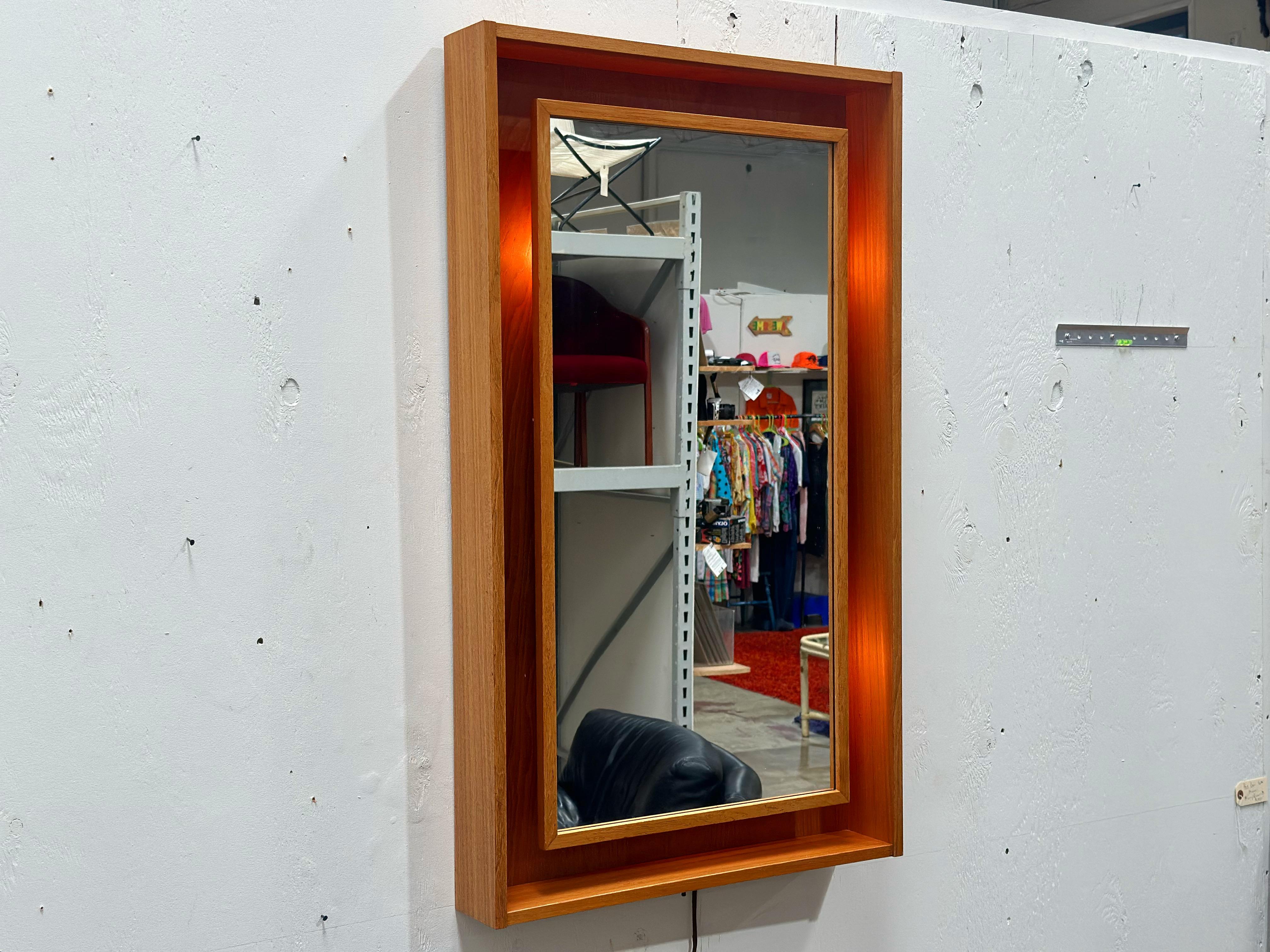 Beleuchteter Spiegel von Pedersen & Hansen, Dänischer Moderner Schattenkasten aus Teakholz im Zustand „Gut“ im Angebot in Decatur, GA