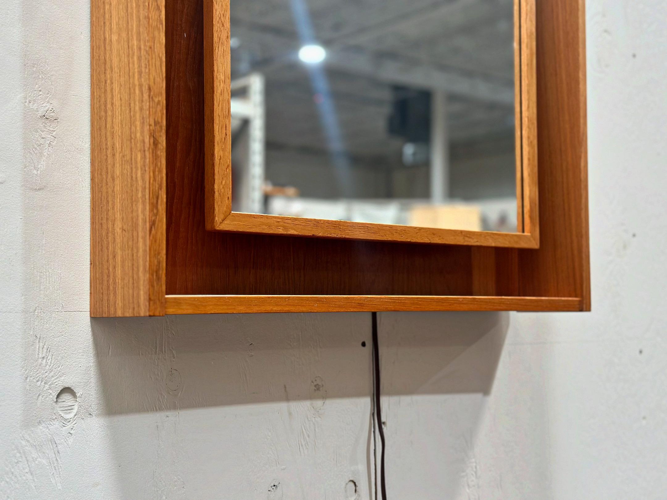 Beleuchteter Spiegel von Pedersen & Hansen, Dänischer Moderner Schattenkasten aus Teakholz (Mitte des 20. Jahrhunderts) im Angebot
