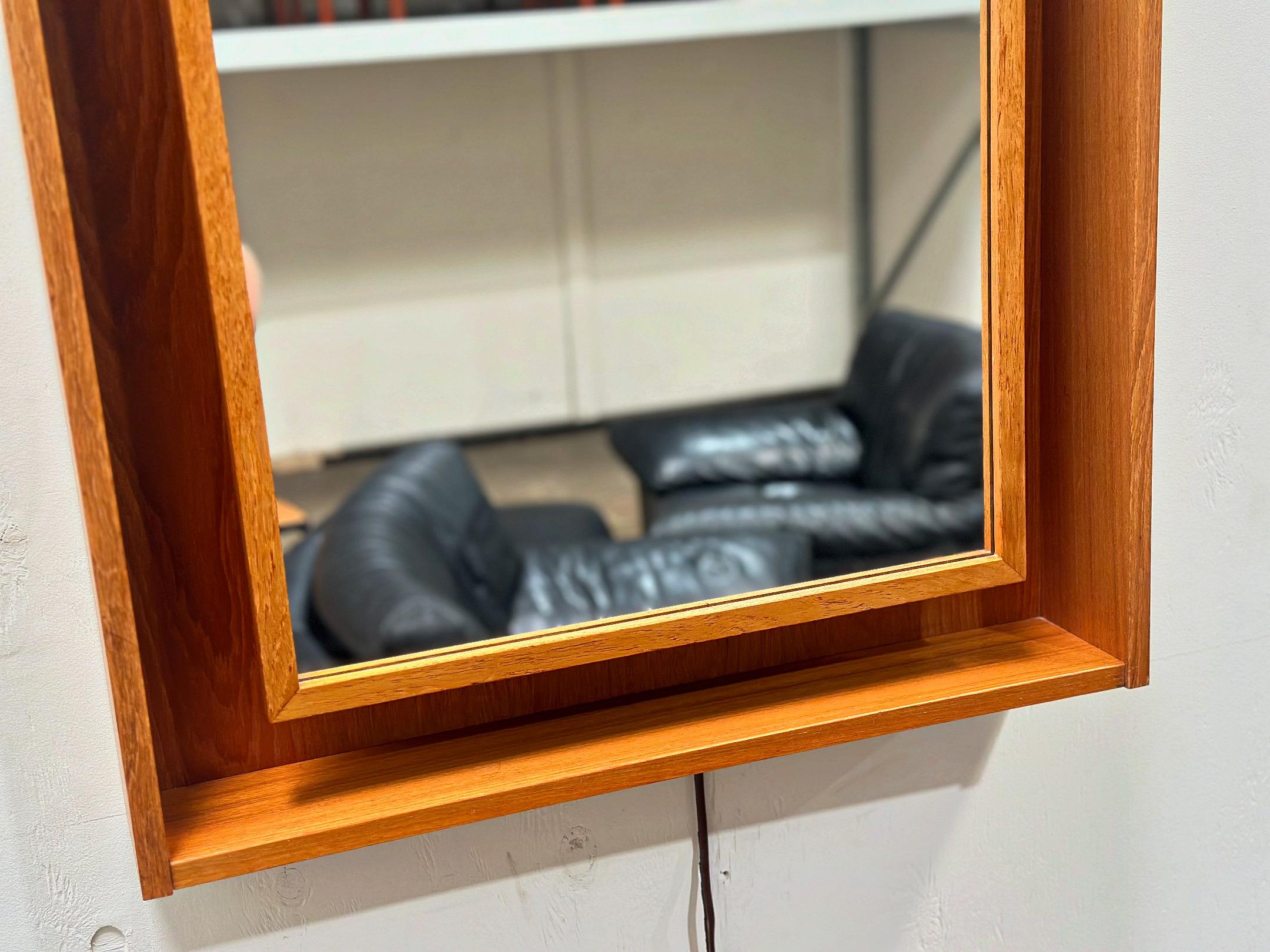 Beleuchteter Spiegel von Pedersen & Hansen, Dänischer Moderner Schattenkasten aus Teakholz im Angebot 3
