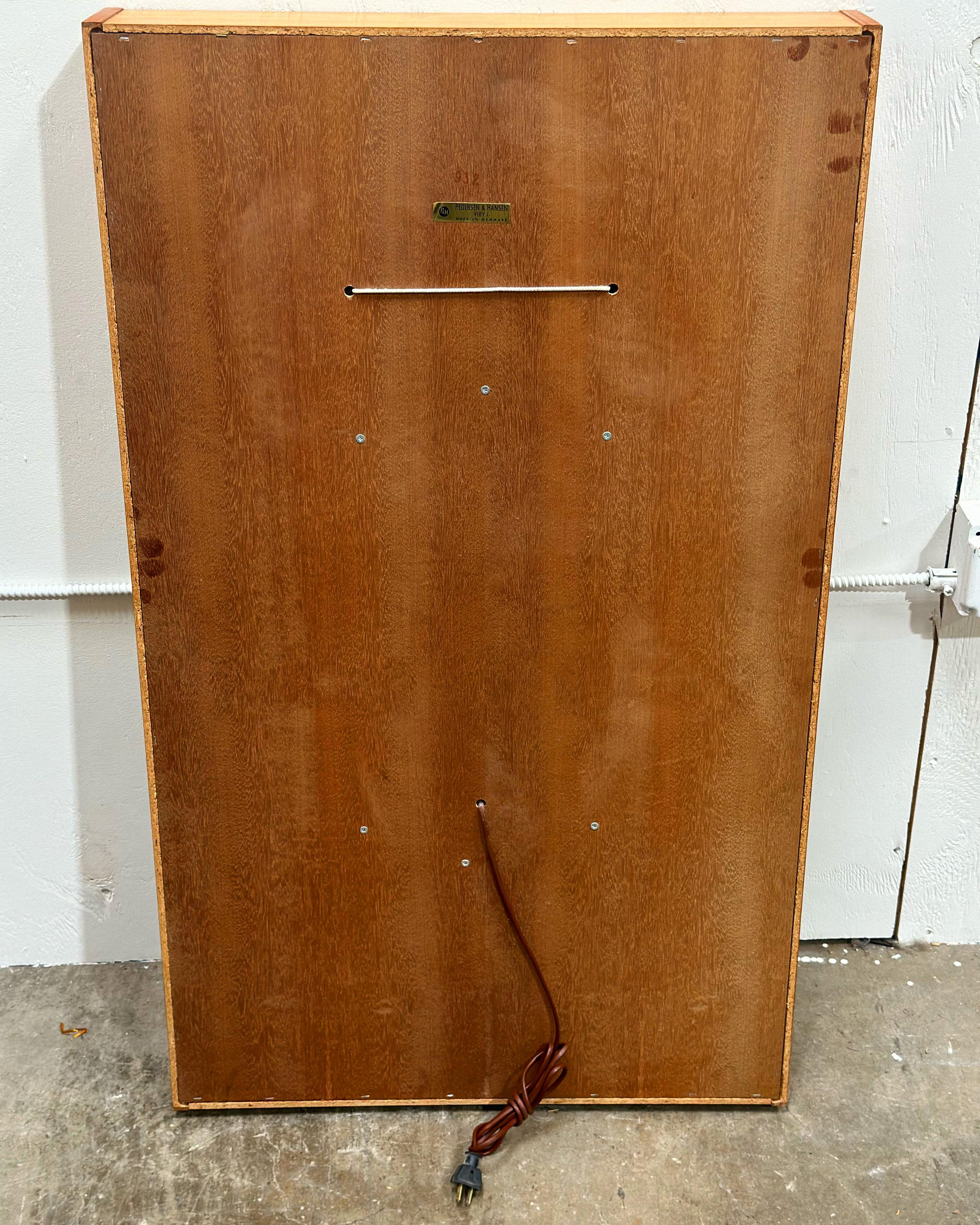 Beleuchteter Spiegel von Pedersen & Hansen, Dänischer Moderner Schattenkasten aus Teakholz im Angebot 4
