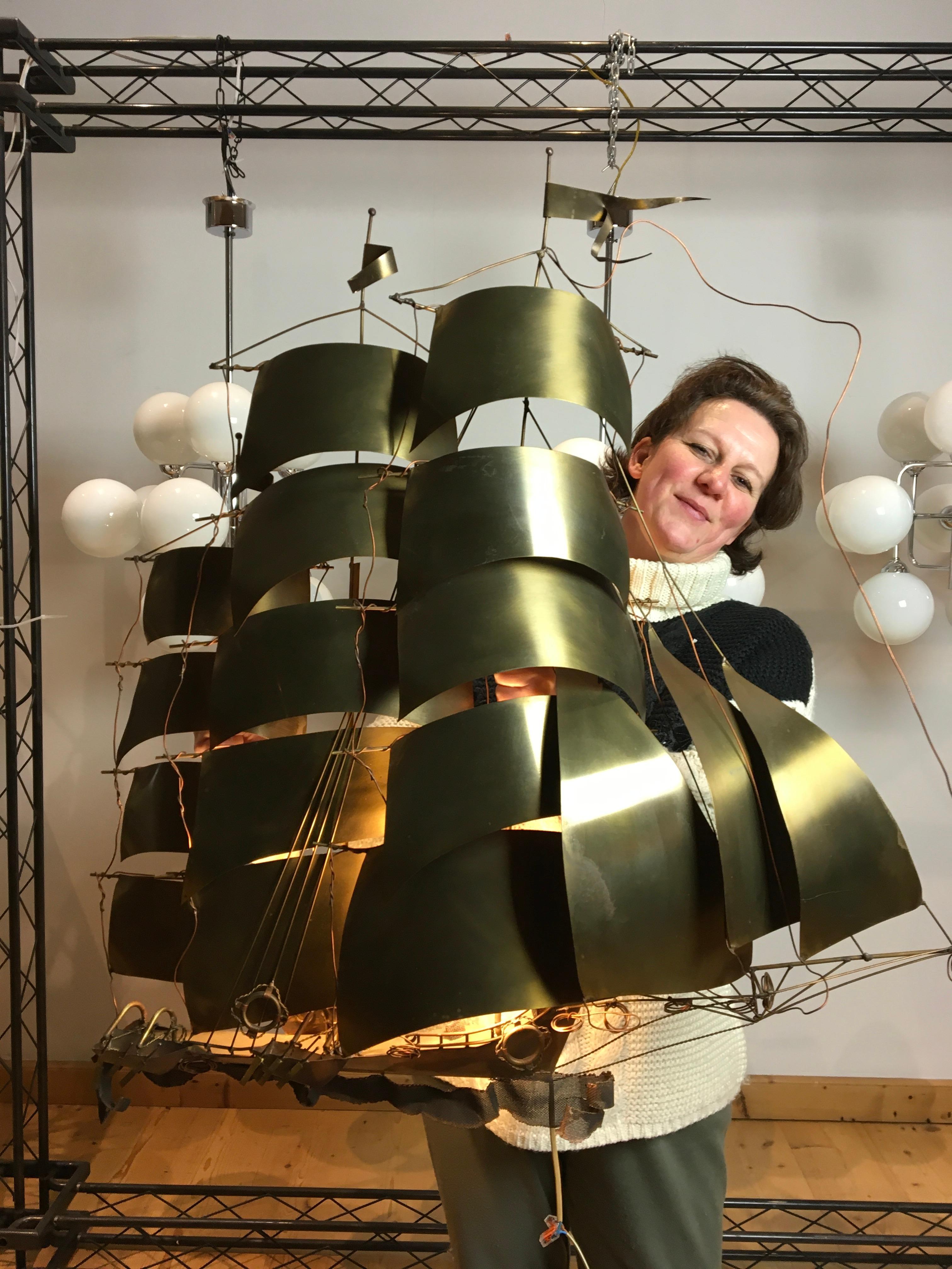 Spektakuläre große beleuchtete Wandskulptur eines Segelboots des belgischen Künstlers Daniel D'Haeseleer. Eine handgefertigte Wandskulptur aus Messing und Kupfer. Jedes Stück dieses Segelboots - Segelschiffs - Segelschiffs ist handgefertigt. Sehen