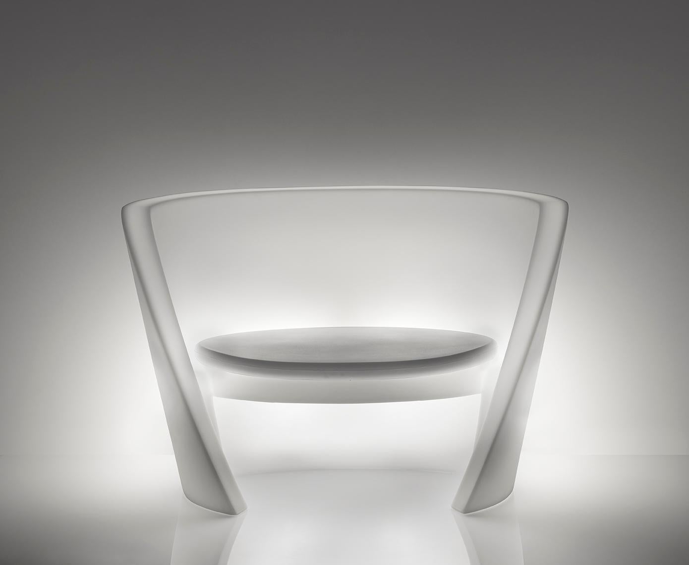 Sedia RAP bianca illuminata con cuscino in cotone bianco di Karim Rashid
Dimensioni: Sedia: D 78 x L 115 x H 75 cm. Altezza della seduta: 36 cm.
Cuscino: D 60 x L 75 x H 3 cm.
Materiali: Polietilene, gomma e acrilico.
Peso: 24,6 kg.

Disponibile in