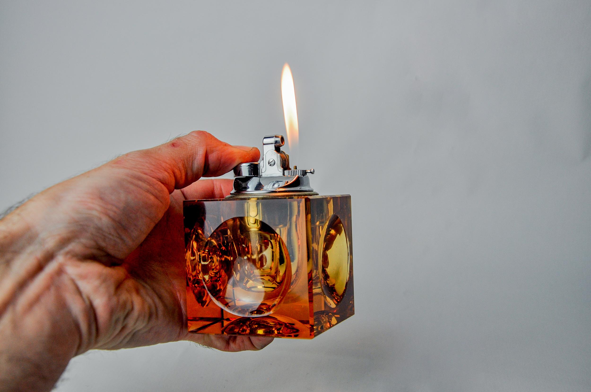 Superb and rare ice lighter designed and produced by antonio imperatore in italy in the 1970s. Ashtray in orange murano glass with a magnifying effect on its facets, handcrafted by venetian master glassmakers. Decorative object that will bring a