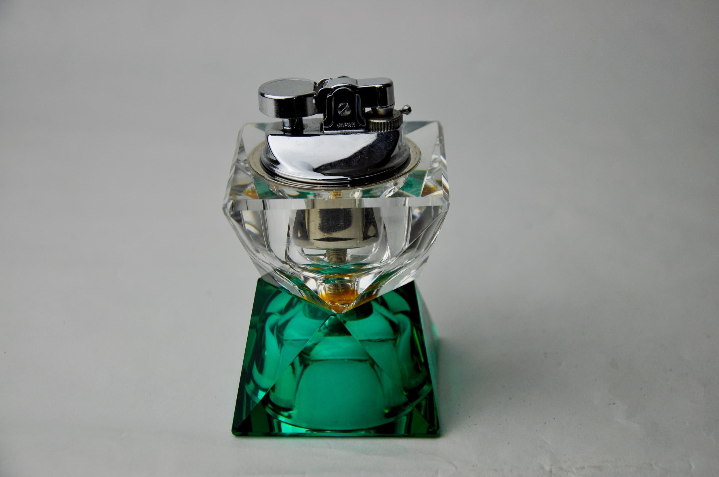 Rare green faceted lighter designated and manufactured for seguso in murano in the 1970s. Superb craftsmanship of glass by venetian master glassmakers. Beautiful object of collection and decoration. Perfect state of conservation without lack or