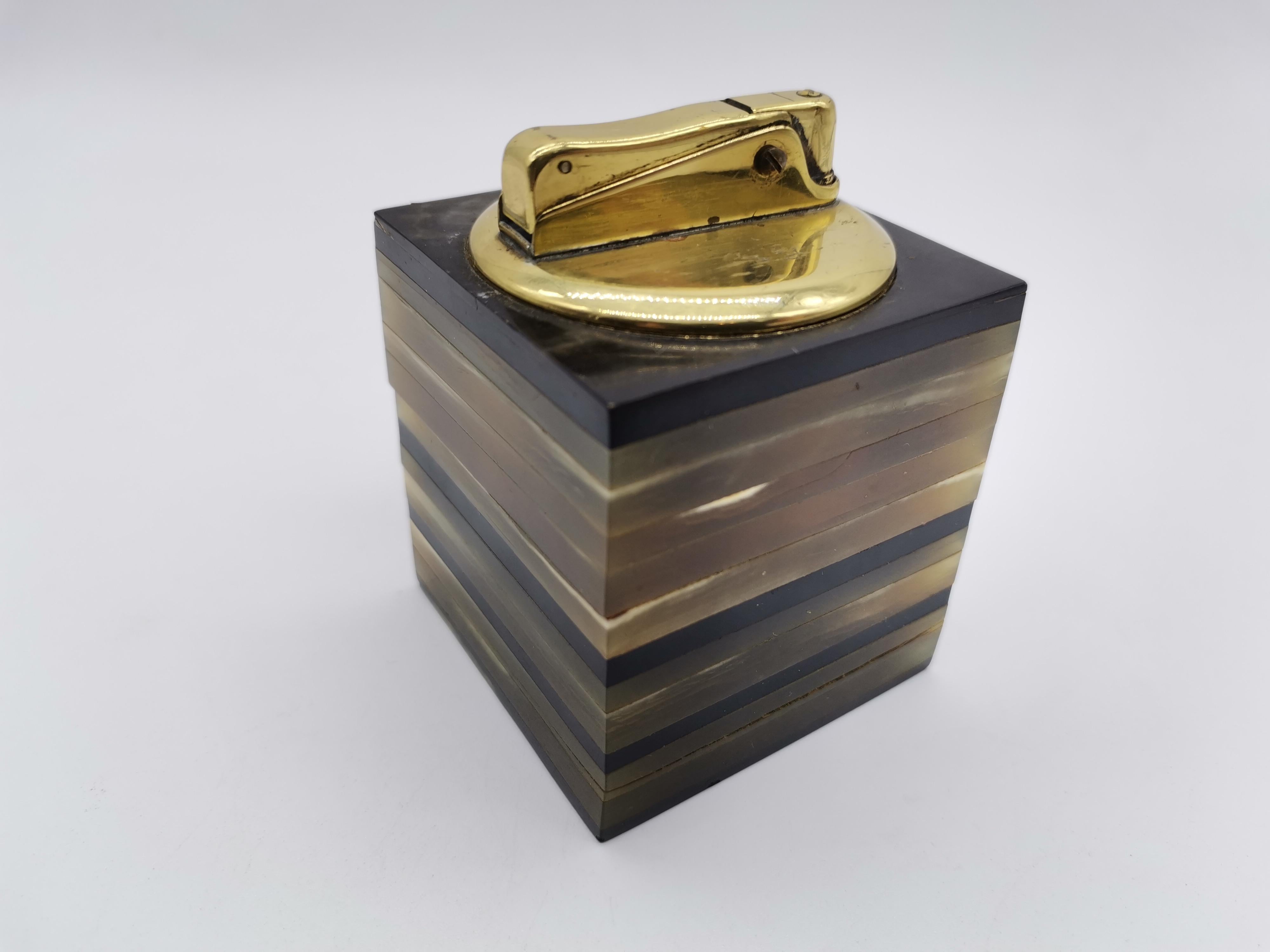 Autrichien Briquet en forme de cube, corne et laiton, Carl Aubck, Vienne, Autriche en vente