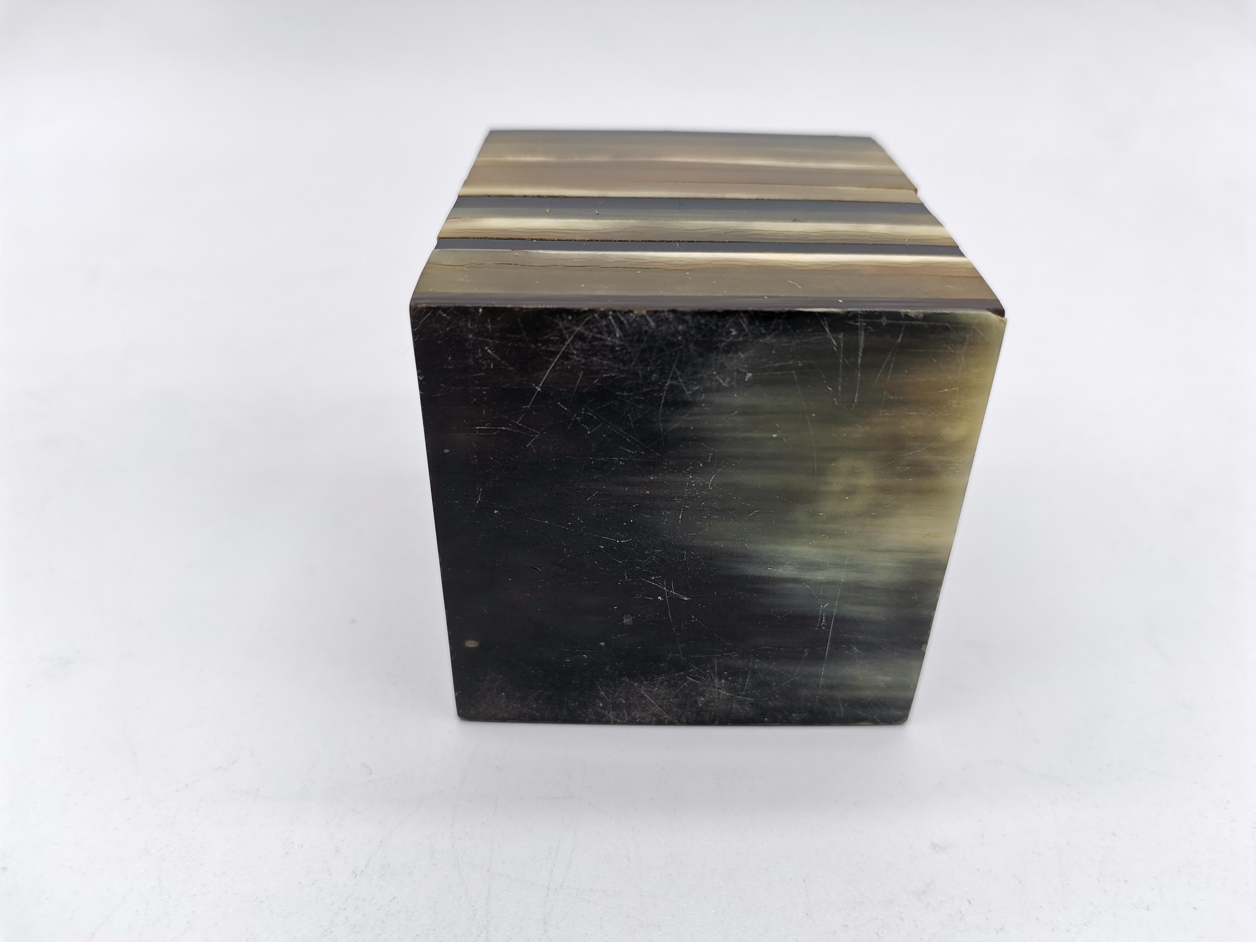 Briquet en forme de cube, corne et laiton, Carl Aubck, Vienne, Autriche Bon état - En vente à Vienna, AT