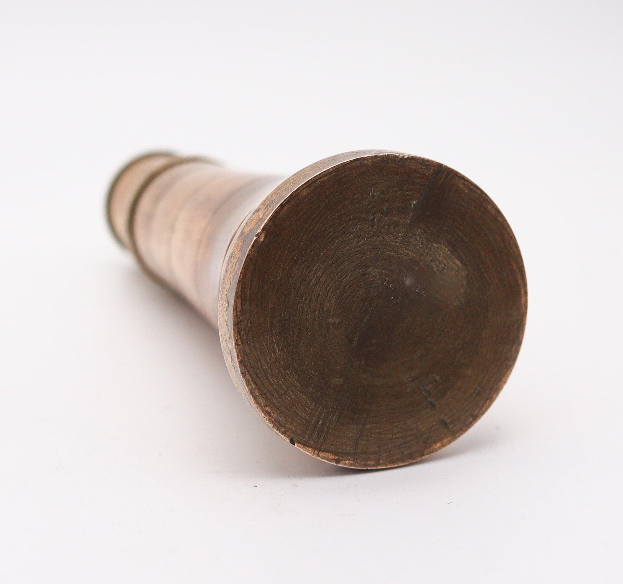 Briquet de bureau art-déco en forme de phare.

Il s'agit d'un joli briquet de bureau lourd créé en Europe pendant la période art-déco, en 1930. Le briquet de bureau a été conçu avec un look audacieux en forme de phare stylisé dans le style Bauhaus.