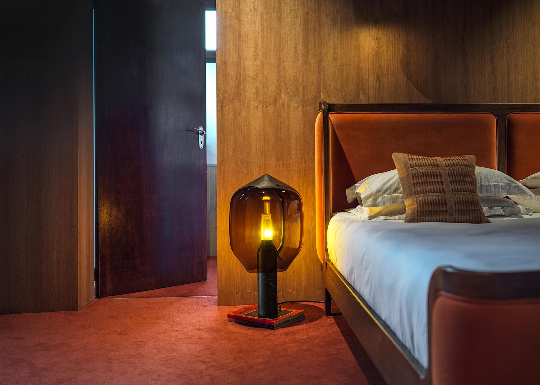 An elegant equation of modern and traditional craftsmanship, the
Lighthouse balances a Venetian mouth blown glass shade on an
industrially engineered aluminium arm, weighted by a marble column.
Ronan and Erwan Bouroullec cleverly draw our attention