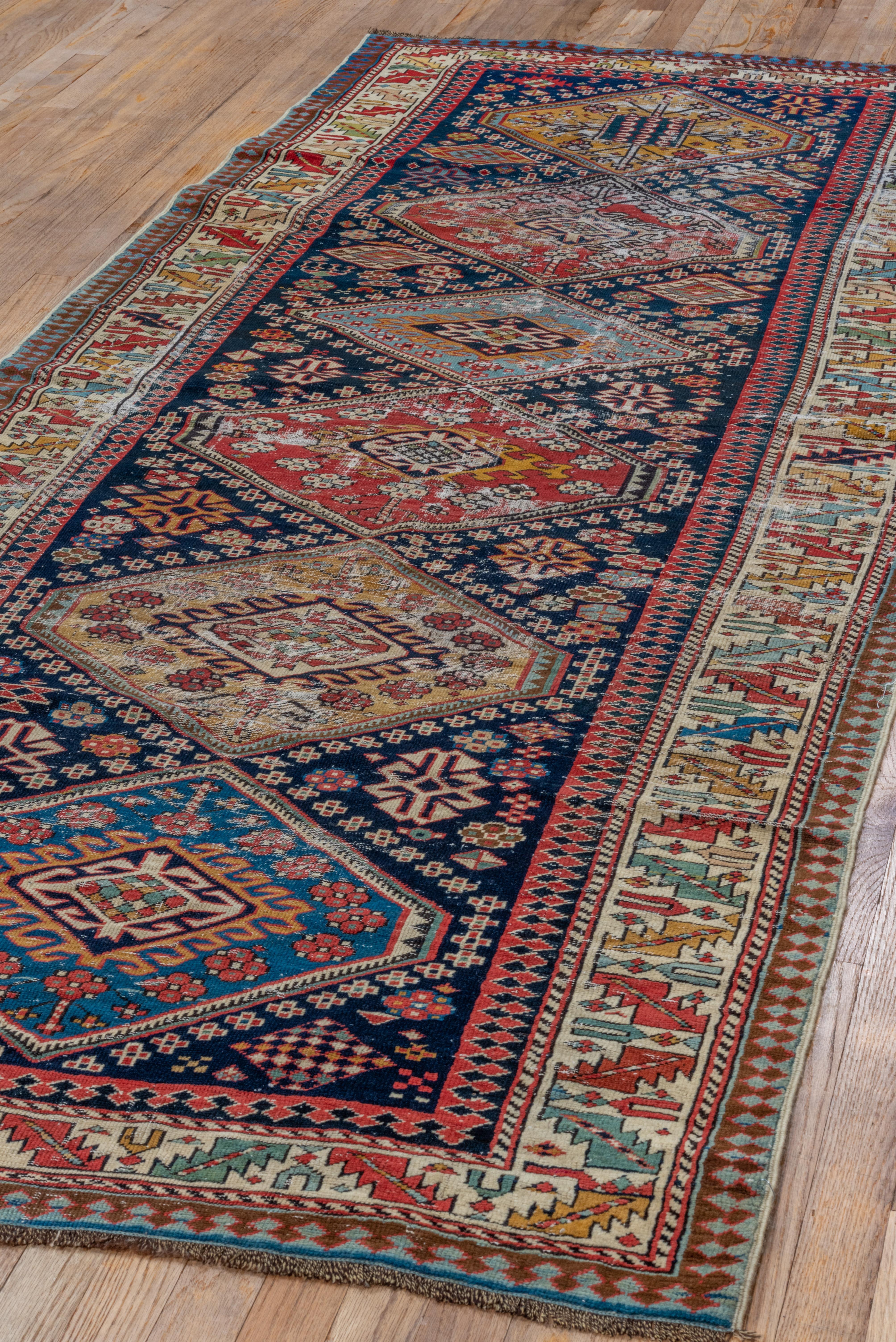 Heller antiker Nordwest-Perserteppich im Used-Look, farbenfrohe Palette, um 1890 (Stammeskunst) im Angebot
