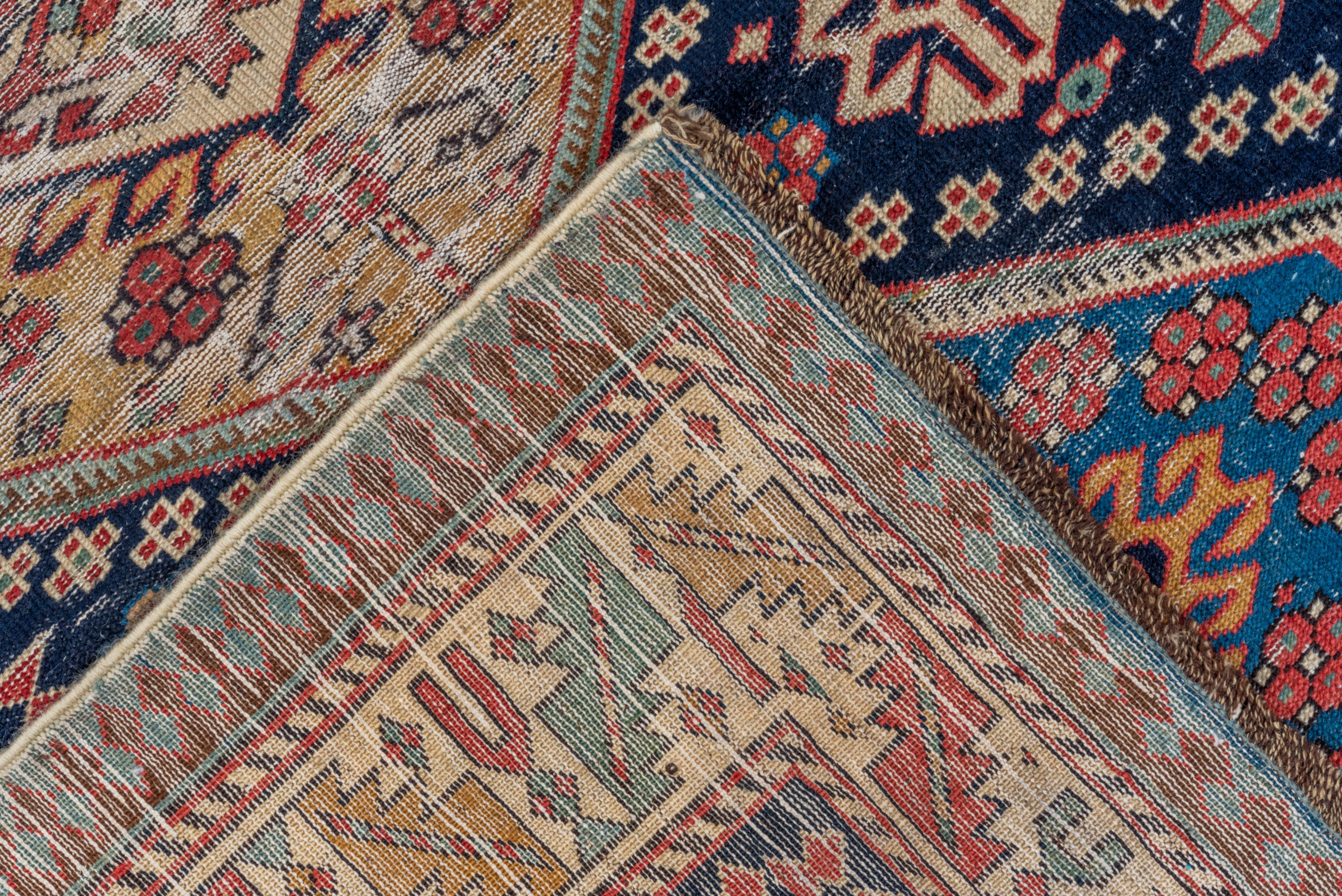Heller antiker Nordwest-Perserteppich im Used-Look, farbenfrohe Palette, um 1890 (Spätes 19. Jahrhundert) im Angebot