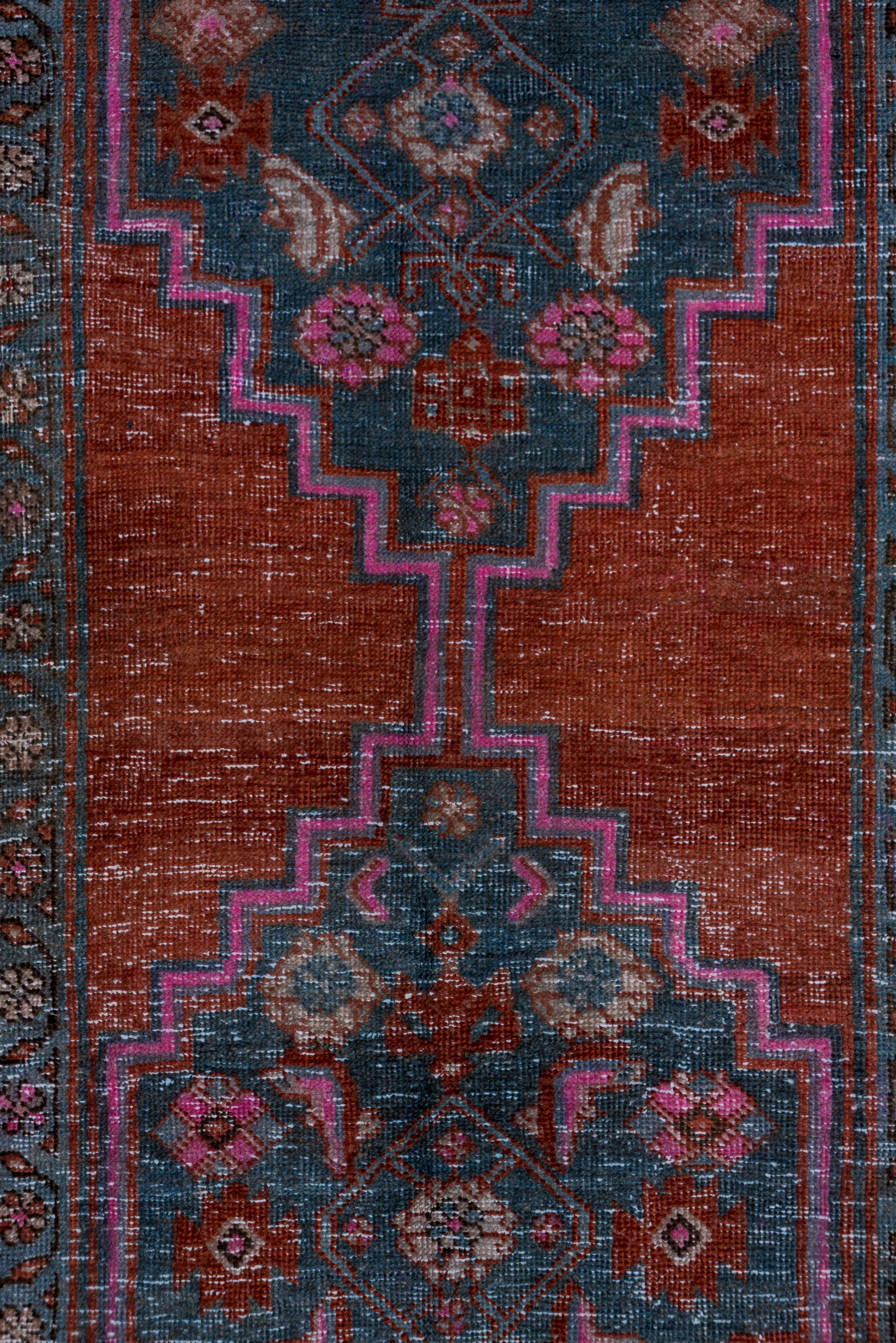 Leichter blauer und roter persischer Heriz-Läufer mit heißen rosa Akzenten im Used-Look (Handgeknüpft)