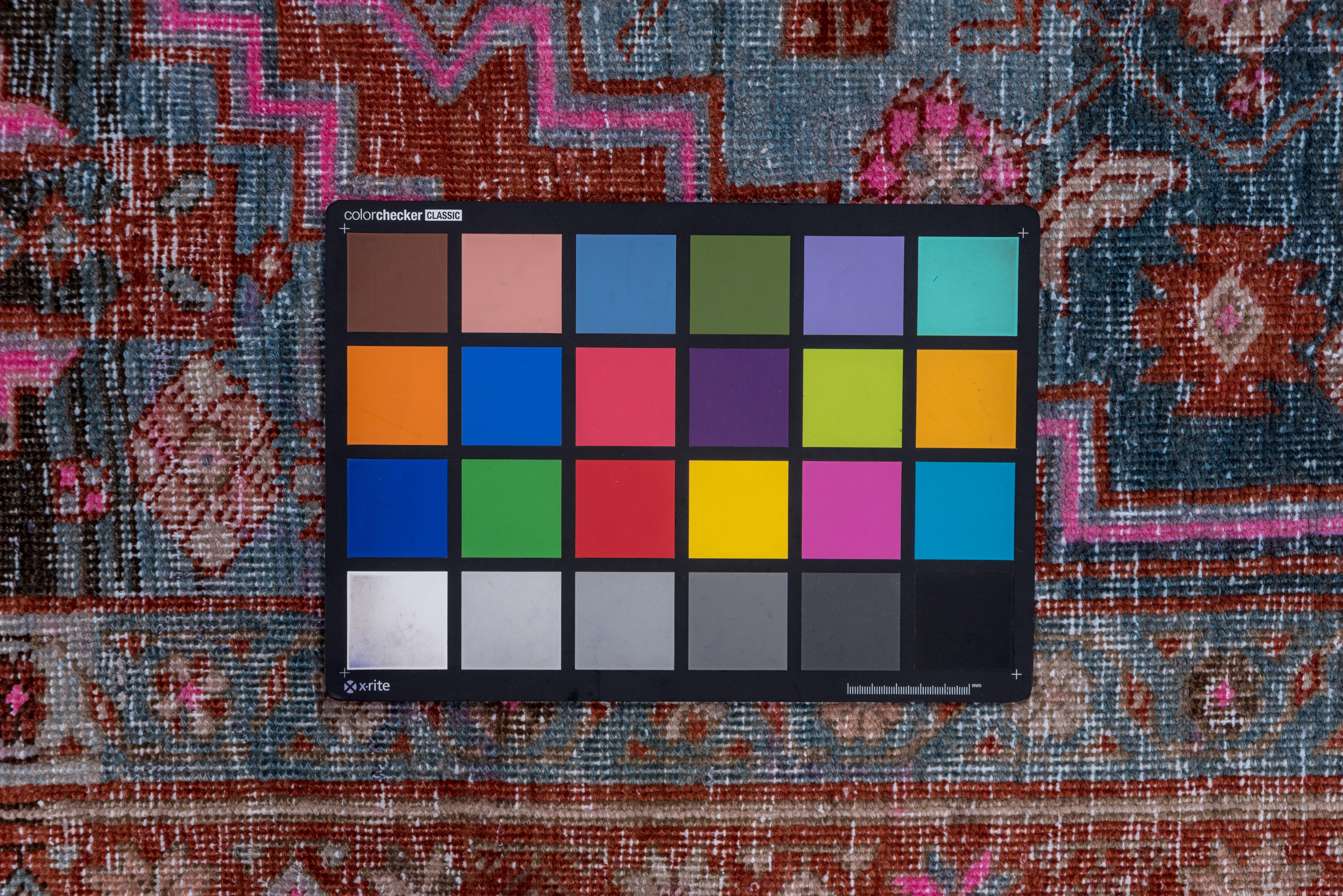 Leichter blauer und roter persischer Heriz-Läufer mit heißen rosa Akzenten im Used-Look (Wolle)
