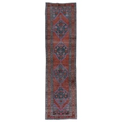 Tappeto runner Heriz persiano blu e rosso leggermente rovinato con accenti rosa caldo