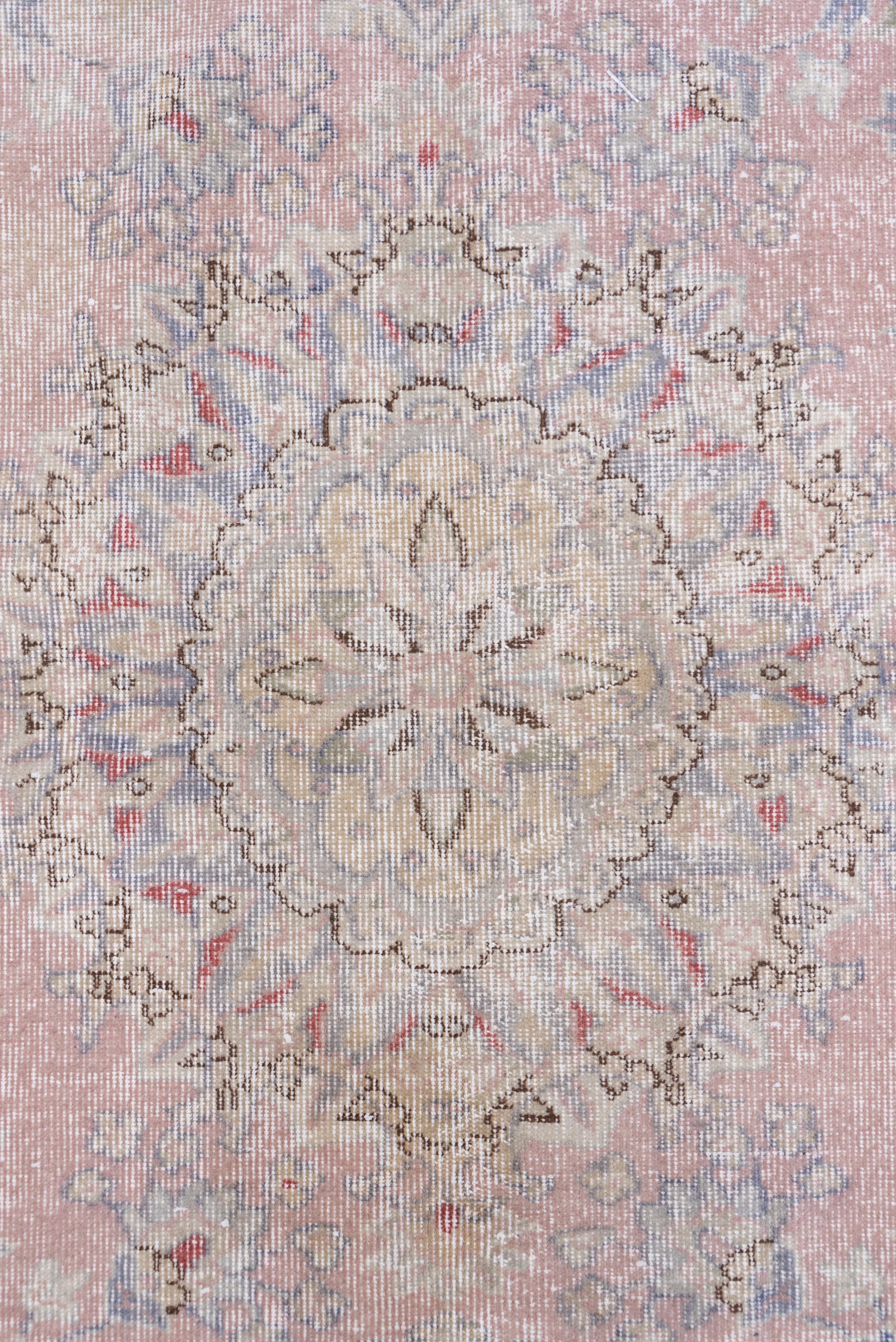 Türkischer Sparta-Teppich mit leichter Abnutzung:: weiche Farben (Handgeknüpft) im Angebot