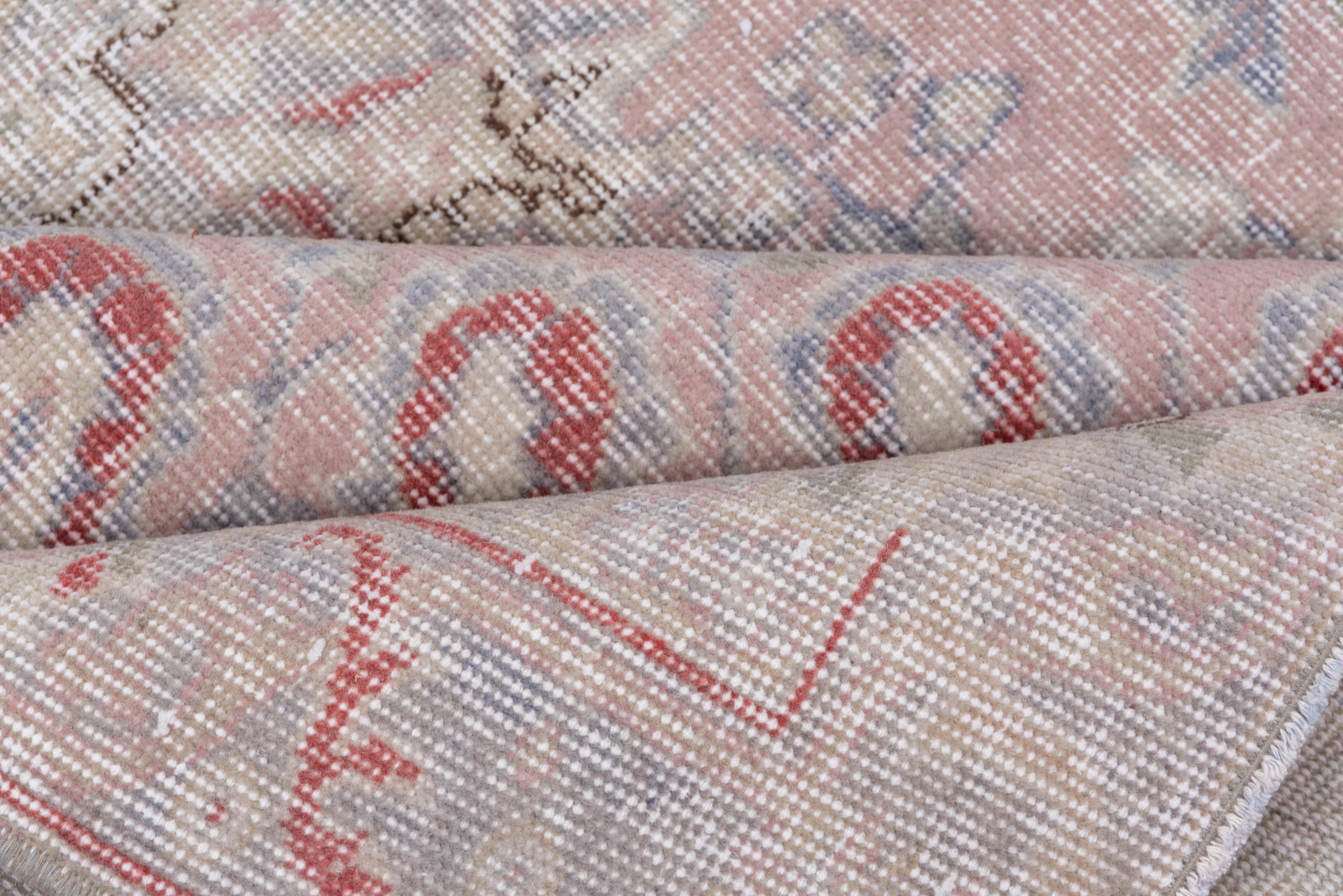 Türkischer Sparta-Teppich mit leichter Abnutzung:: weiche Farben (Wolle) im Angebot