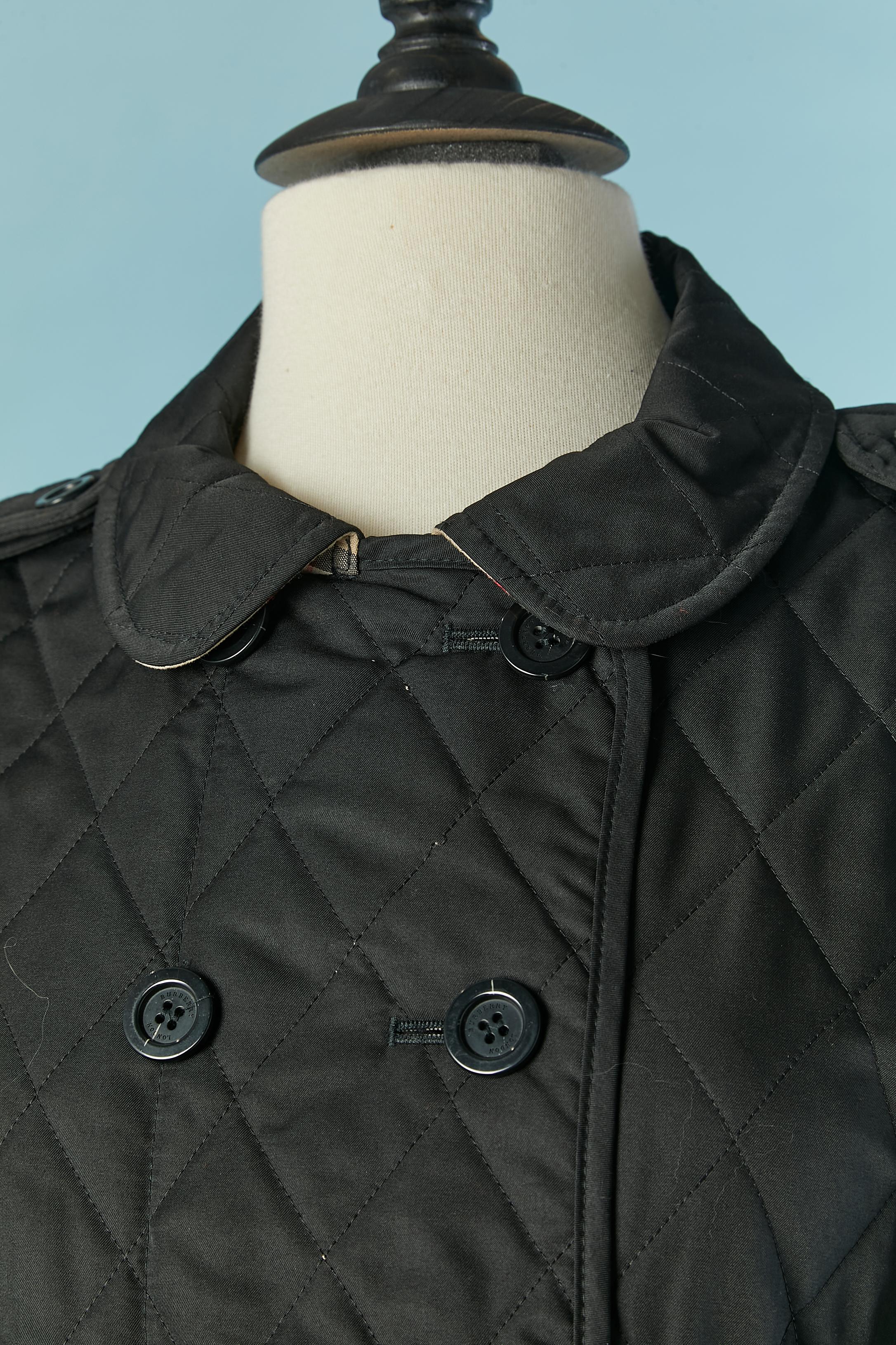 Veste double poitrine noire légèrement matelassée avec doublure en tissu écossais. Composition du tissu principal : 100% polyester. Doublure : 50% coton, 50% polyester. Rembourrage : 100% polyester.
Passant de ceinture au dos et 2 fentes avec