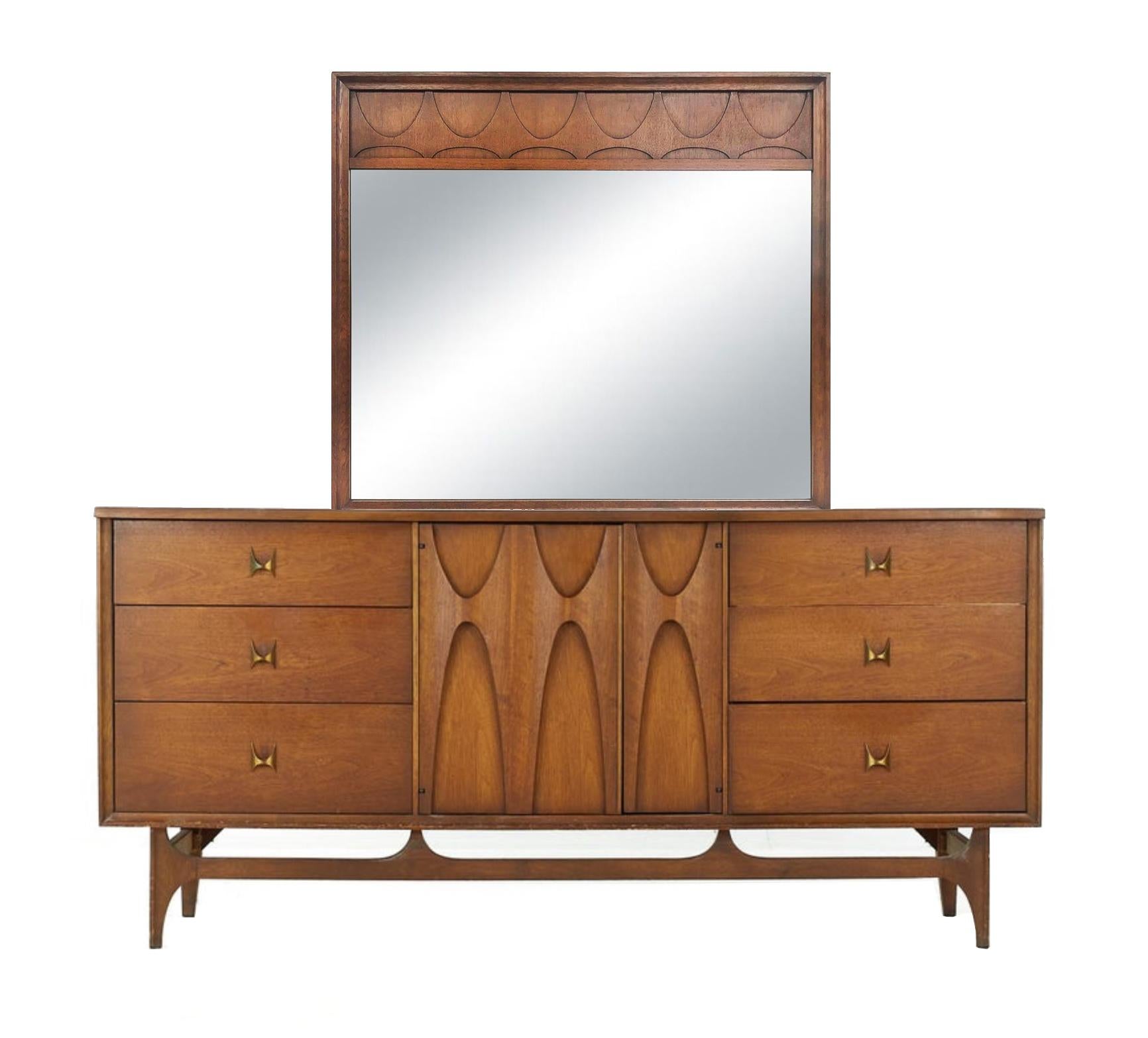 Mid-Century Modern Commode longue à 9 tiroirs et miroir en noyer et laiton Broyhill Brasilia légèrement restauré en vente