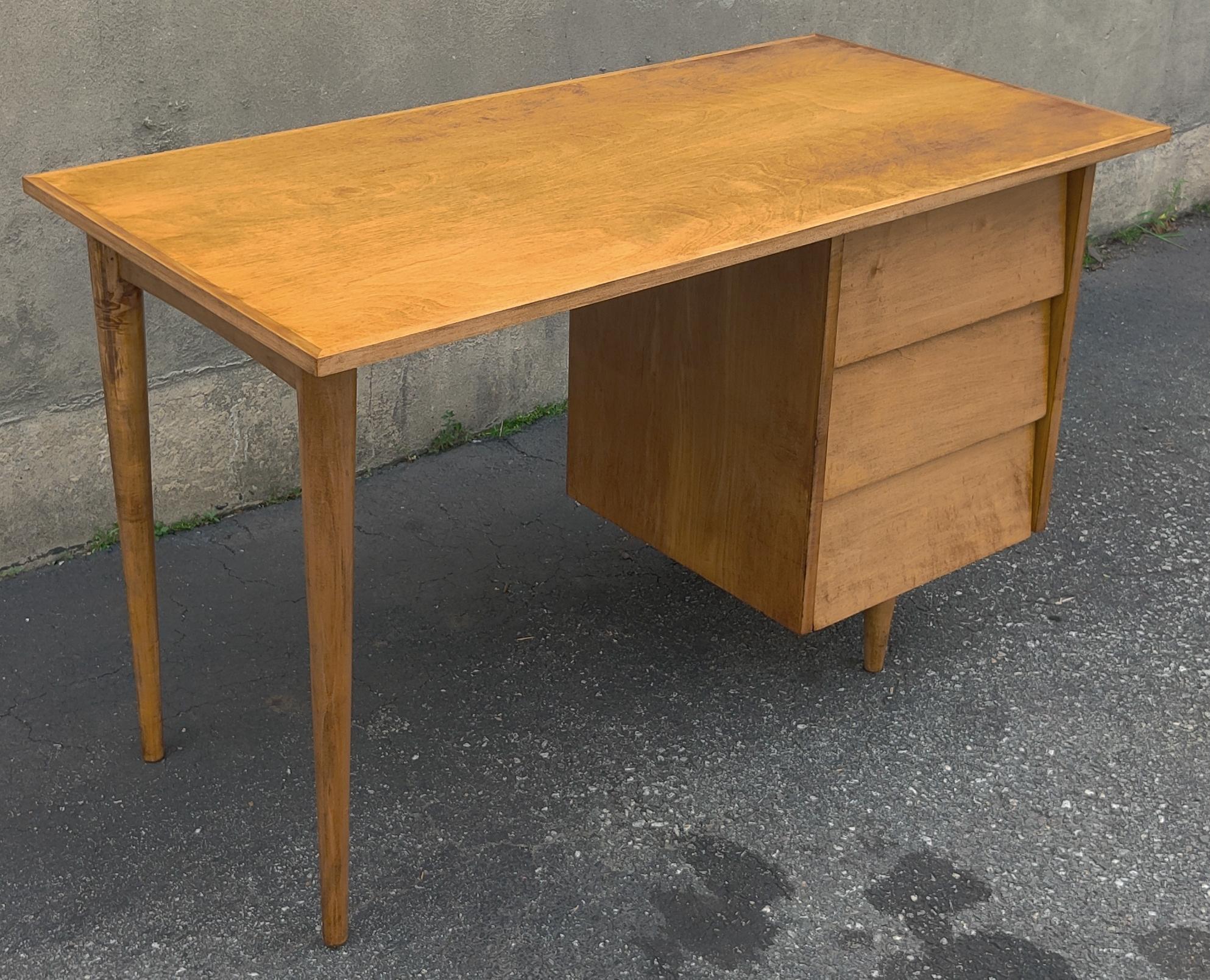 Restored Rare Early Florence Knoll Model 17 Louvered Maple Desk Signed Madison In Good Condition For Sale In Philadelphia, PA