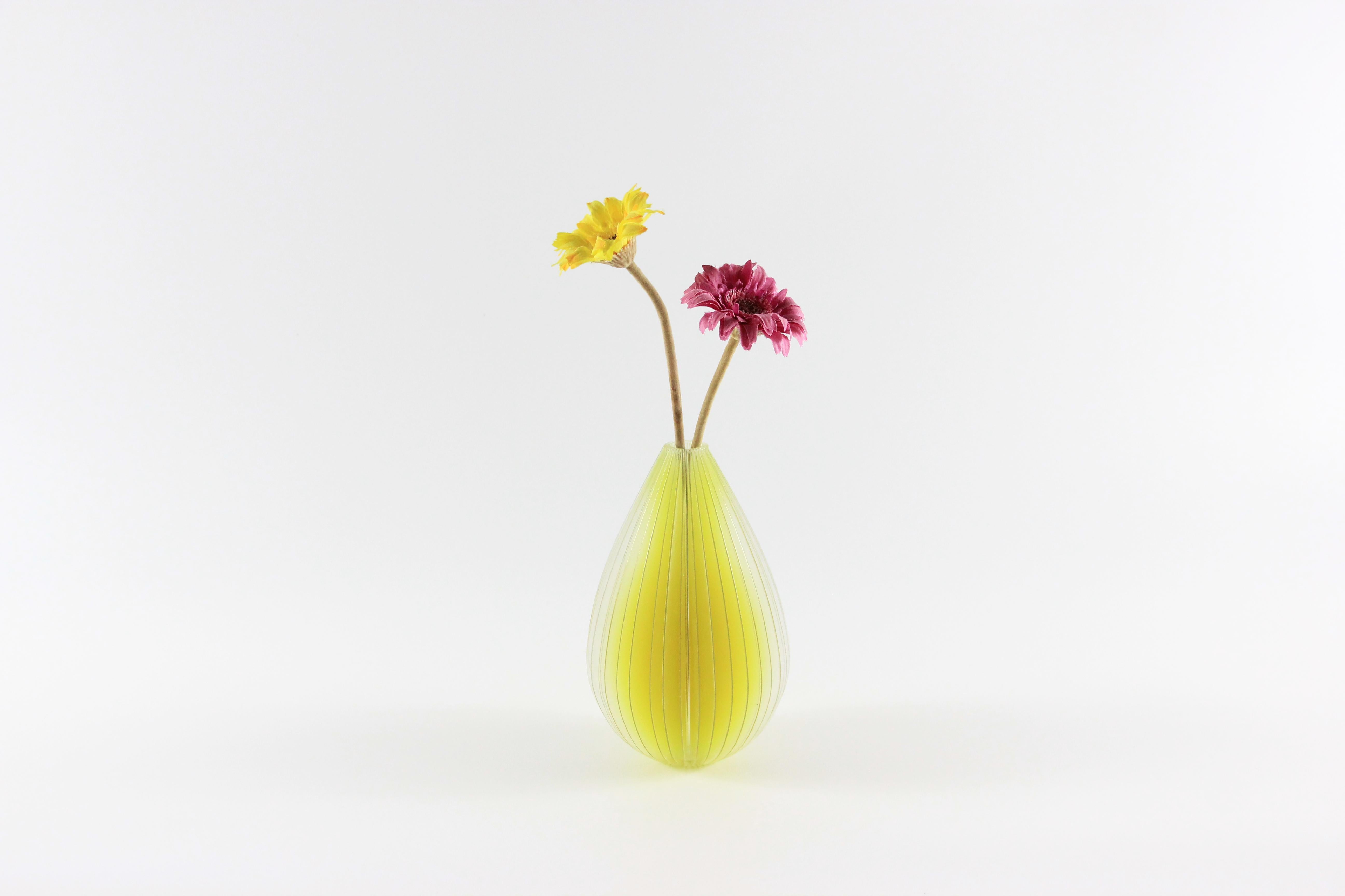 Die Vase Lightness ist von einer zufälligen Szene inspiriert. Wenn Licht in den geschichteten Raum projiziert wird, beginnt die wunderbare Phantasie. Die Vasen weisen Farbabstufungen auf, die sich je nach Lichteinfall optisch verändern, als ob die