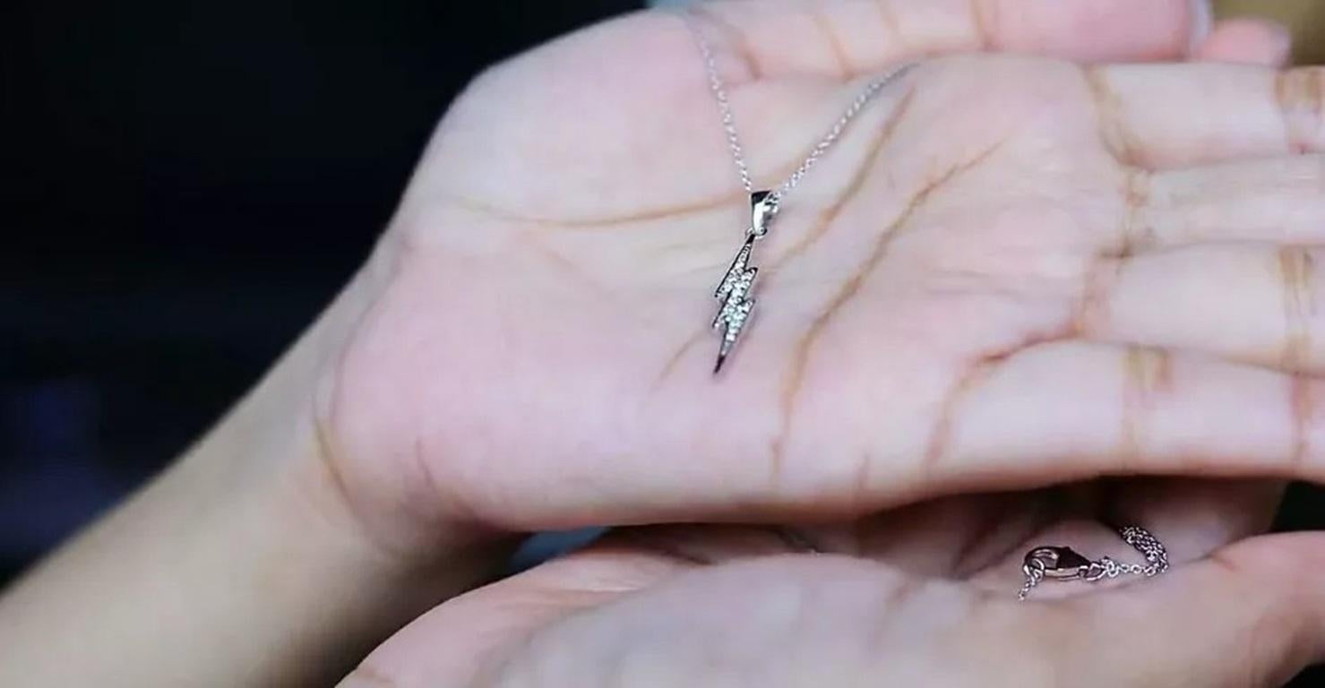 Taglio rotondo Collana con ciondolo a goccia con diamante Lightning Bolt in oro massiccio 14 carati in vendita