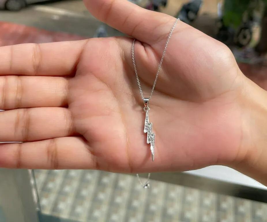 Collana con ciondolo a goccia con diamante Lightning Bolt in oro massiccio 14 carati In condizioni Nuovo in vendita a Chicago, IL