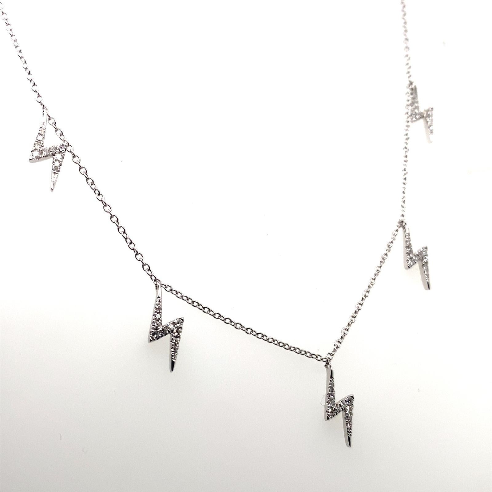 Collana con diamanti a forma di saetta in oro bianco 18 carati.

Questa collana è progettata con 4 mini fulmini di diamanti incastonati a pavé equidistanti nella parte anteriore, appena sotto la clavicola. La catena a maglie in oro bianco 18 carati