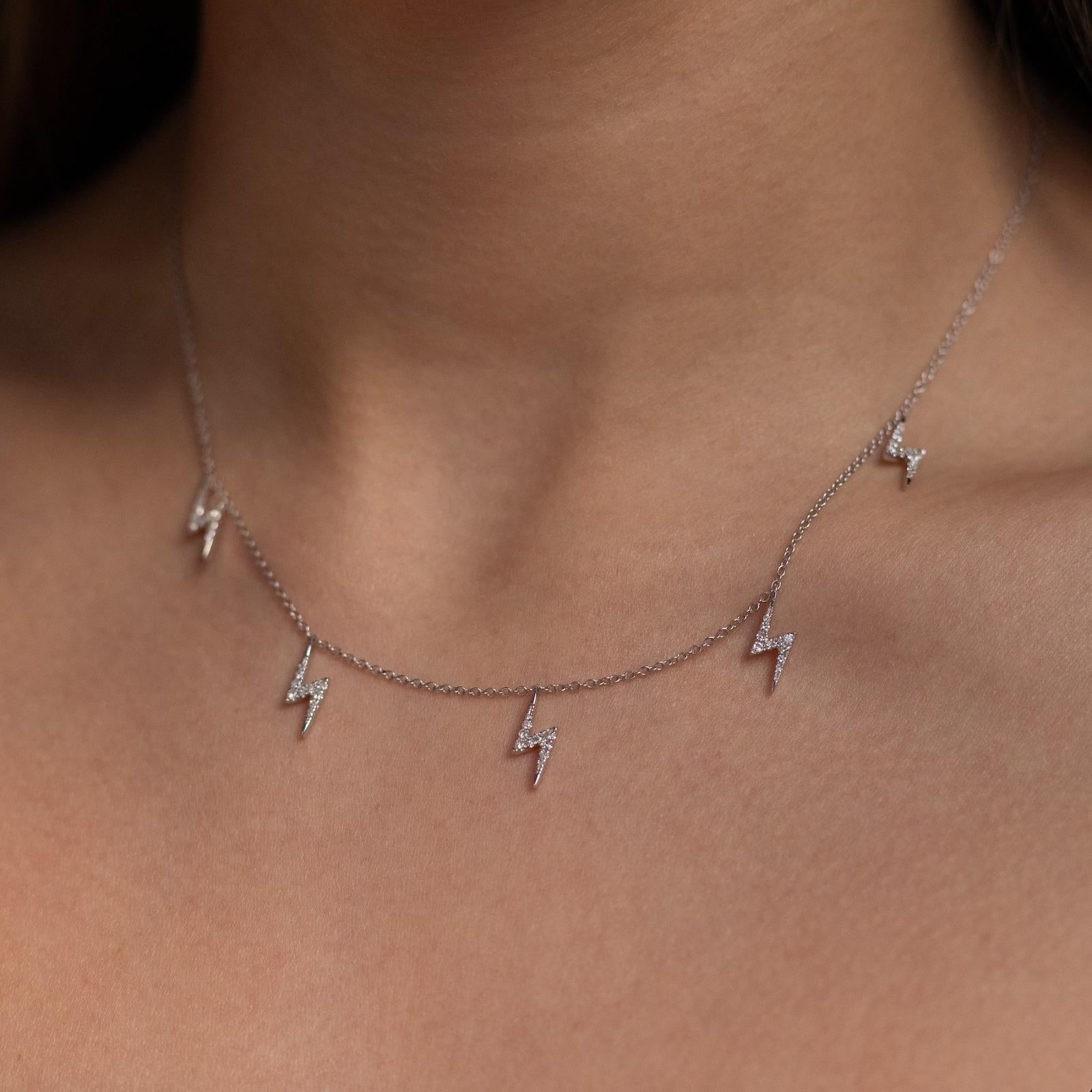 Taglio rotondo Collana di diamanti Lightning Bolt in oro bianco 18 carati in vendita
