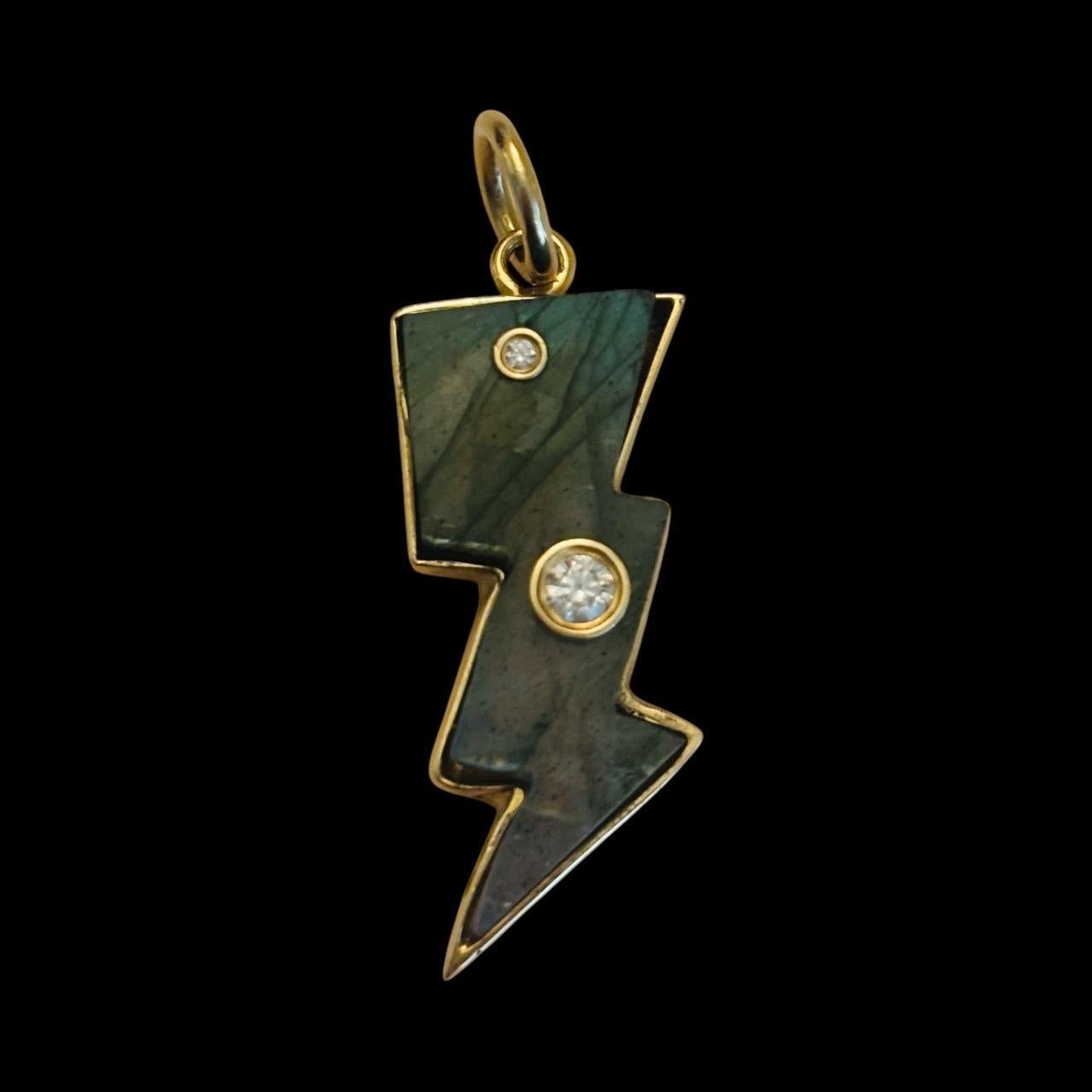 Ciondolo a forma di fulmine

Labradorite, diamanti, oro 14k

Si tratta di un fulmine di labradorite intagliato, unico nel suo genere, con un diamante rotondo centrale di 2 mm con castone in oro 14k e un diamante rotondo superiore di 1 mm con castone