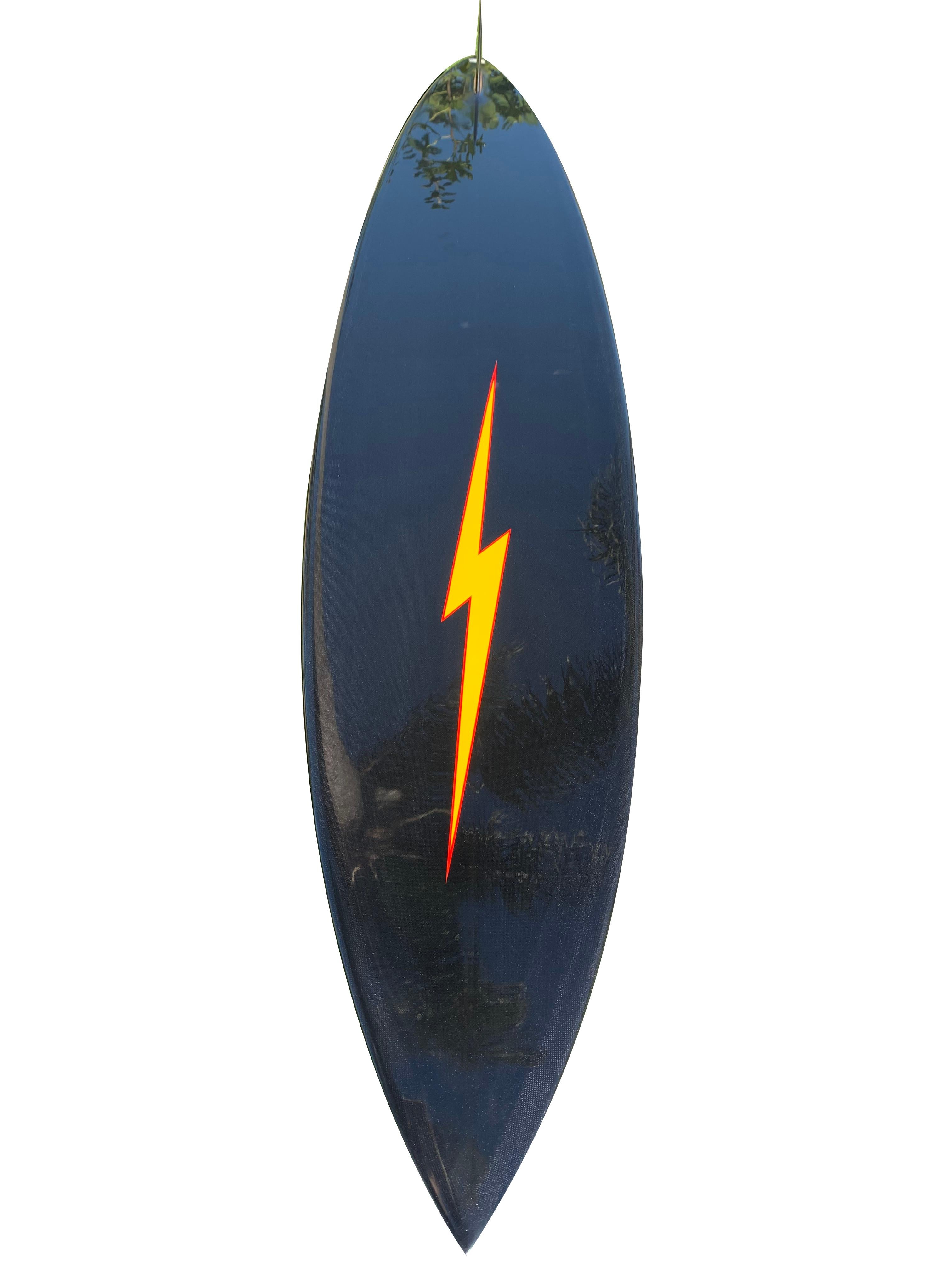 Tavola da surf Lightning Bolt Surfboards modello 'Pipeliner' modellata da Gerry Lopez nel 2024. Il ponte è colorato di giallo con i classici binari neri avvolti e il dettaglio gessato rosso. Modellato a mano a partire da un pezzo grezzo di Clark