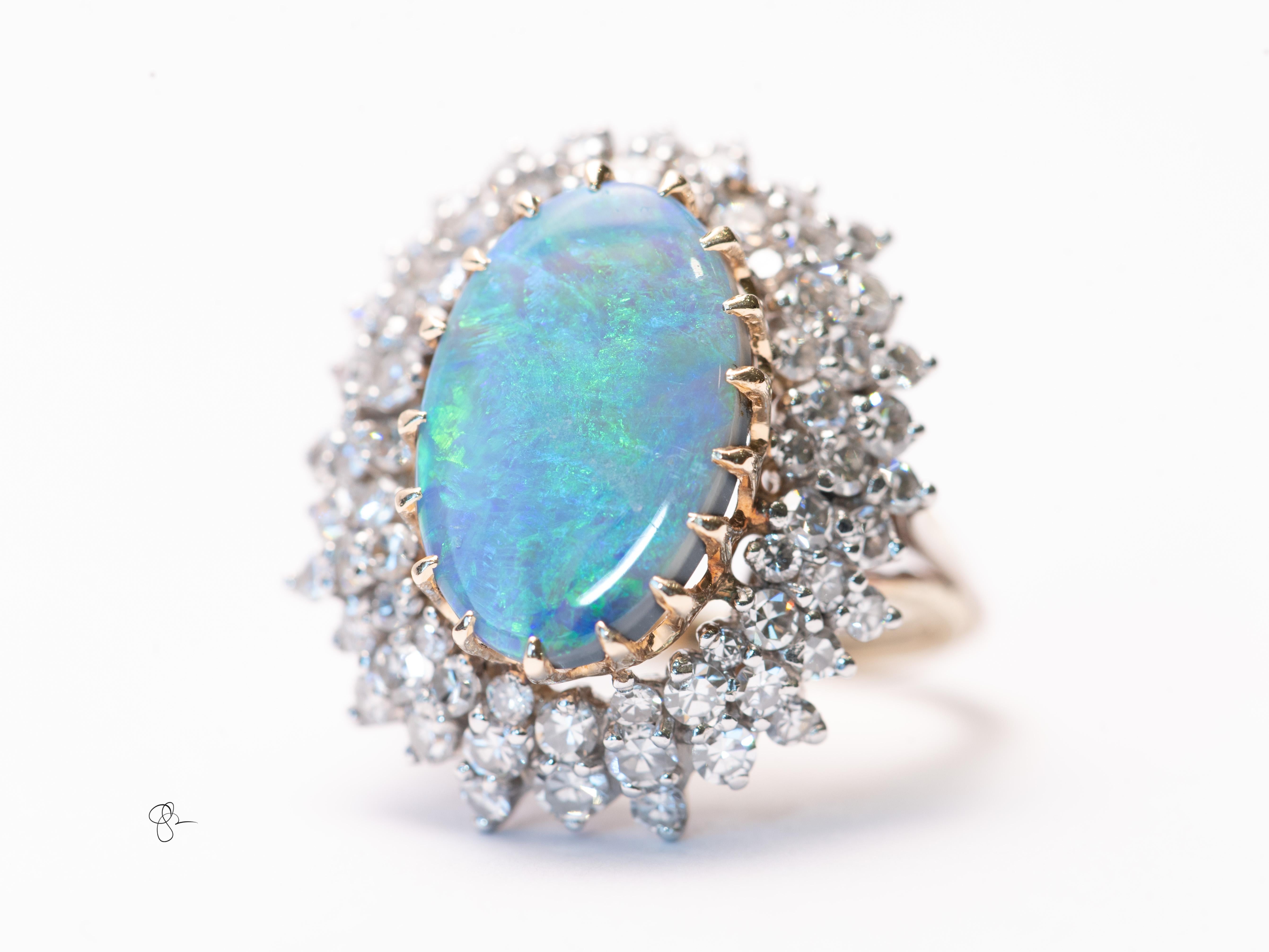 Cabochon Anello cocktail con diamante e opale nero Lightning Ridge in vendita