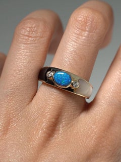 Anello Lightning Ridge in oro 14K con opale nero, diamante, onice e madreperla