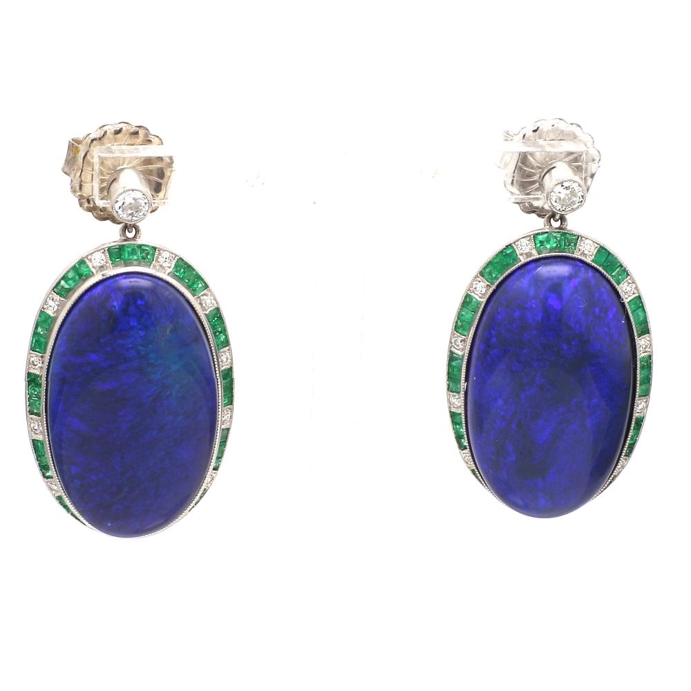 Orecchini a goccia con opale nero e diamanti

Caratterizzati da opali neri tagliati a cabochon e da 0,26 carati di diamanti bianchi tagliati da vecchie miniere, questi eleganti orecchini a goccia sono impreziositi da smeraldi. Peso totale: 20,5