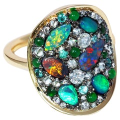 Joke Quick - Anello a mosaico con pavé di diamanti, opale nero, giadeite e tormalina di Paraiba.