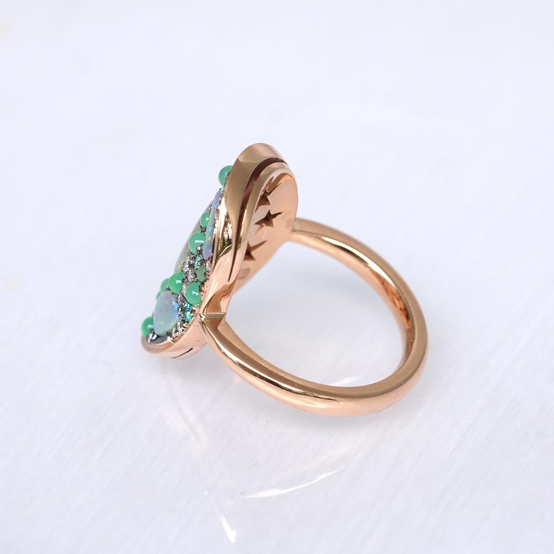 Experience the exquisite allure of this one of a kind highly detailed Lightning Ridge Opal Ring, a true masterpiece meticulously crafted by Belgian jewellery artist Joke Quick. 

This extraordinary piece captures a stunning blend of neon green and