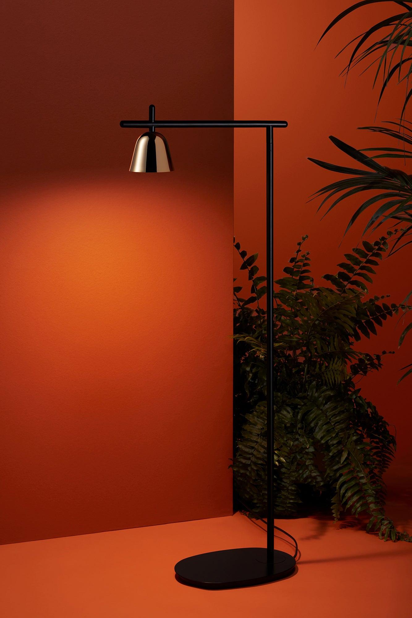 Lighto P

Stehleuchte. Struktur aus mattschwarz lackiertem Stahl. Kuppel in goldglänzend oder schwarz verchromt galvanisiert. Sockel aus schwarz lackiertem Stahl. Inklusive Cob-Led-Einheit. Dimmer auf dem Stromkabel platziert. 
Hergestellt von