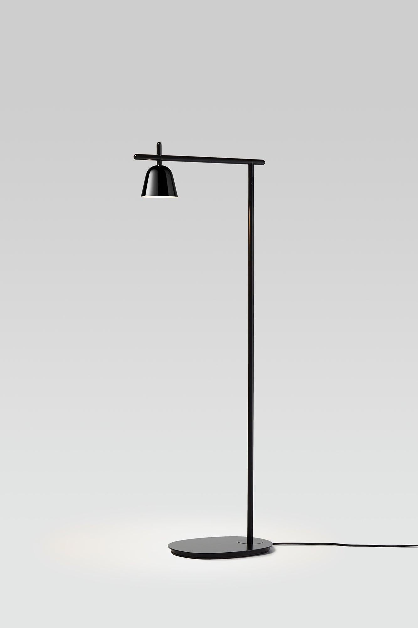 Lighto P

Stehleuchte. Struktur aus mattschwarz lackiertem Stahl. Kuppel in goldglänzend oder schwarz verchromt galvanisiert. Sockel aus schwarz lackiertem Stahl. Inklusive Cob-Led-Einheit. Dimmer auf dem Stromkabel platziert. 
Hergestellt von