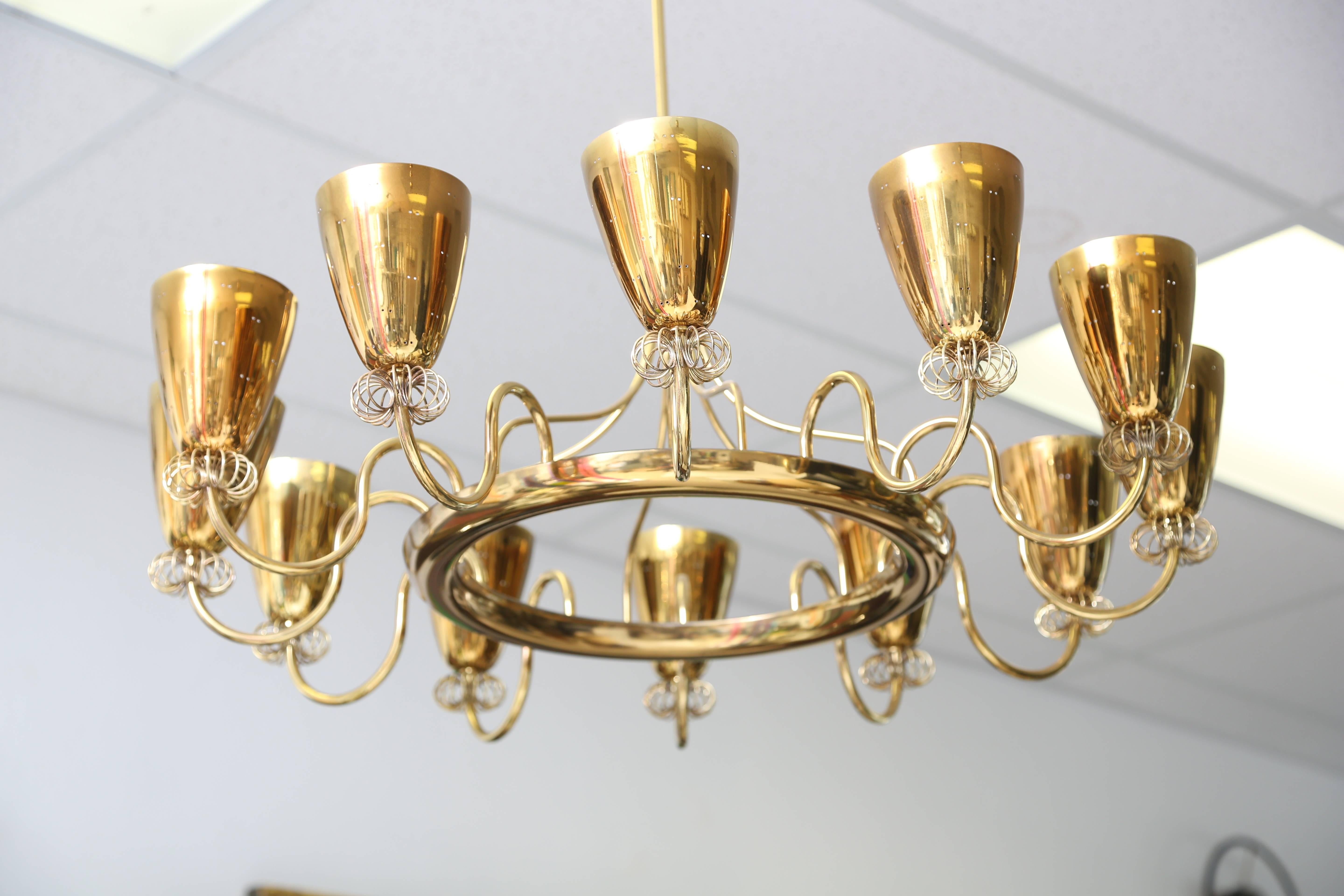 This fixture is from the Lytecaster series designed in the mid-1950s.
It has a wonderful gold-tone to the brass, in all original condition.
12 shades.


 