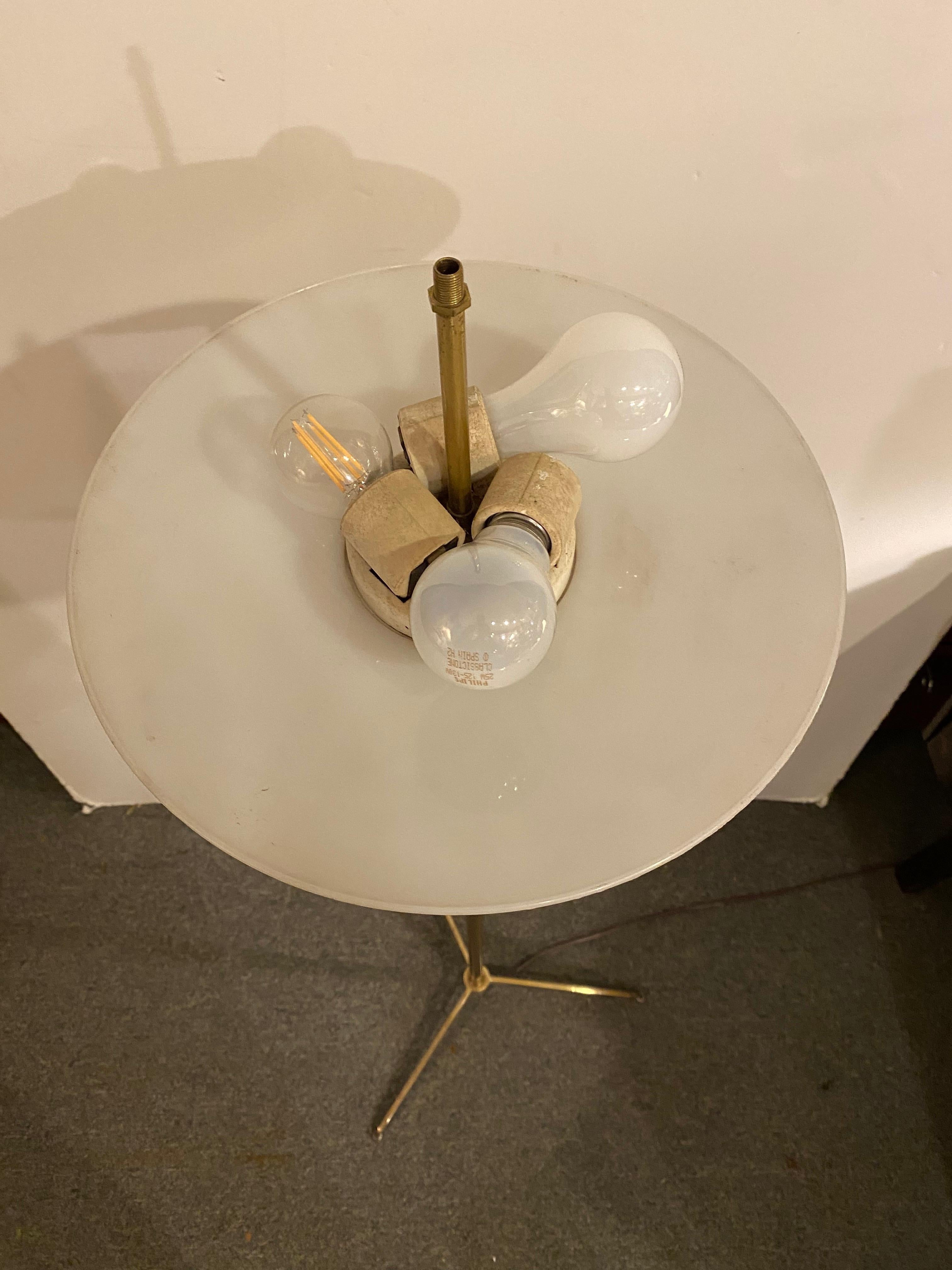 Milieu du XXe siècle Lampadaire tripode Lightolier en laiton dans le style de Paul McCobb en vente