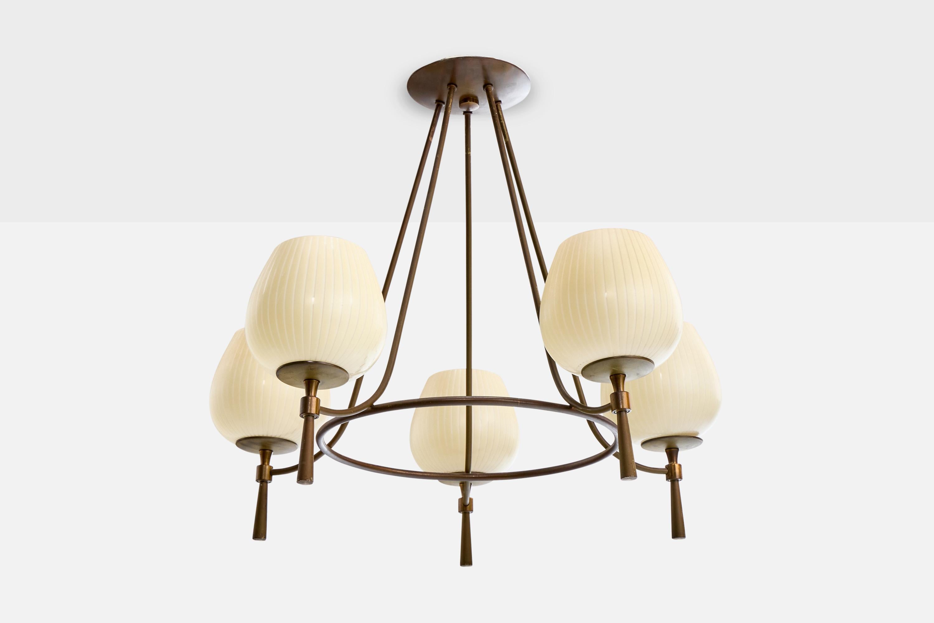 Lustre en laiton et verre opalin blanc-crème produit par Lightolier, USA, vers les années 1950.

Présence d'oxydation sur le laiton

Usure correspondant à l'âge et à l'usage.

Dimensions globales (pouces) : 22.0 