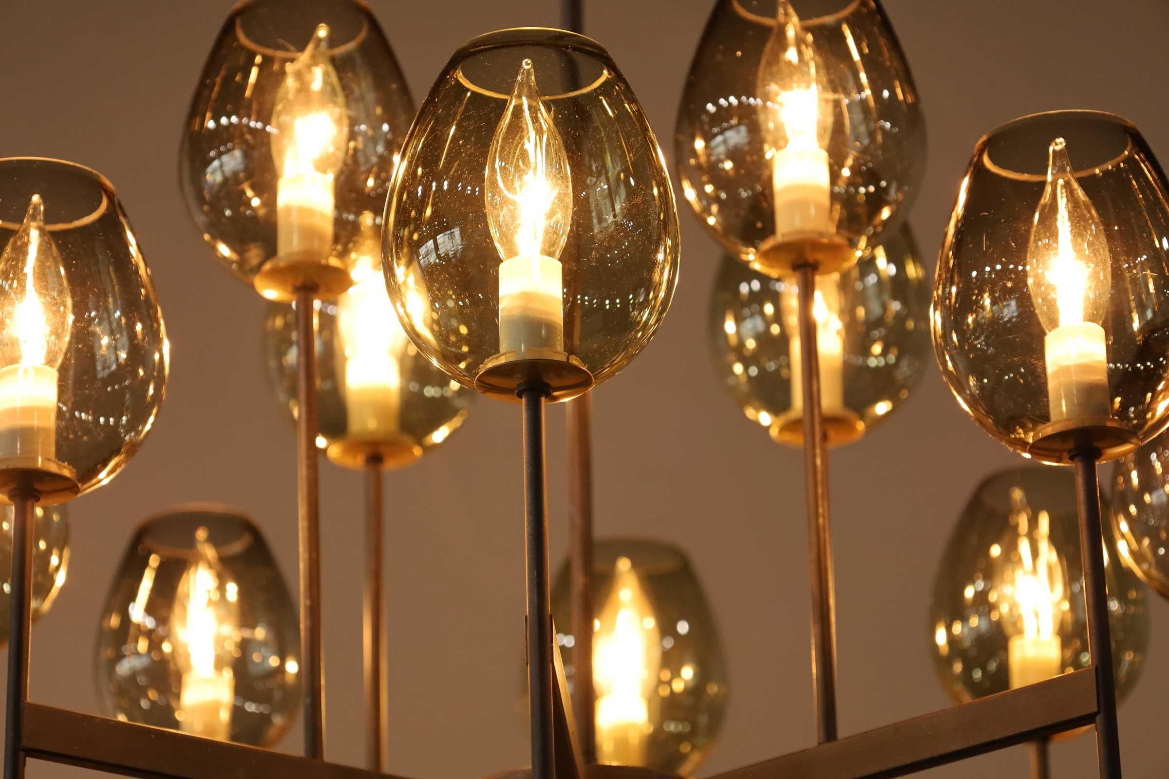 Lustre Lightolier à huit bras et 16 ampoules en verre en vente 3